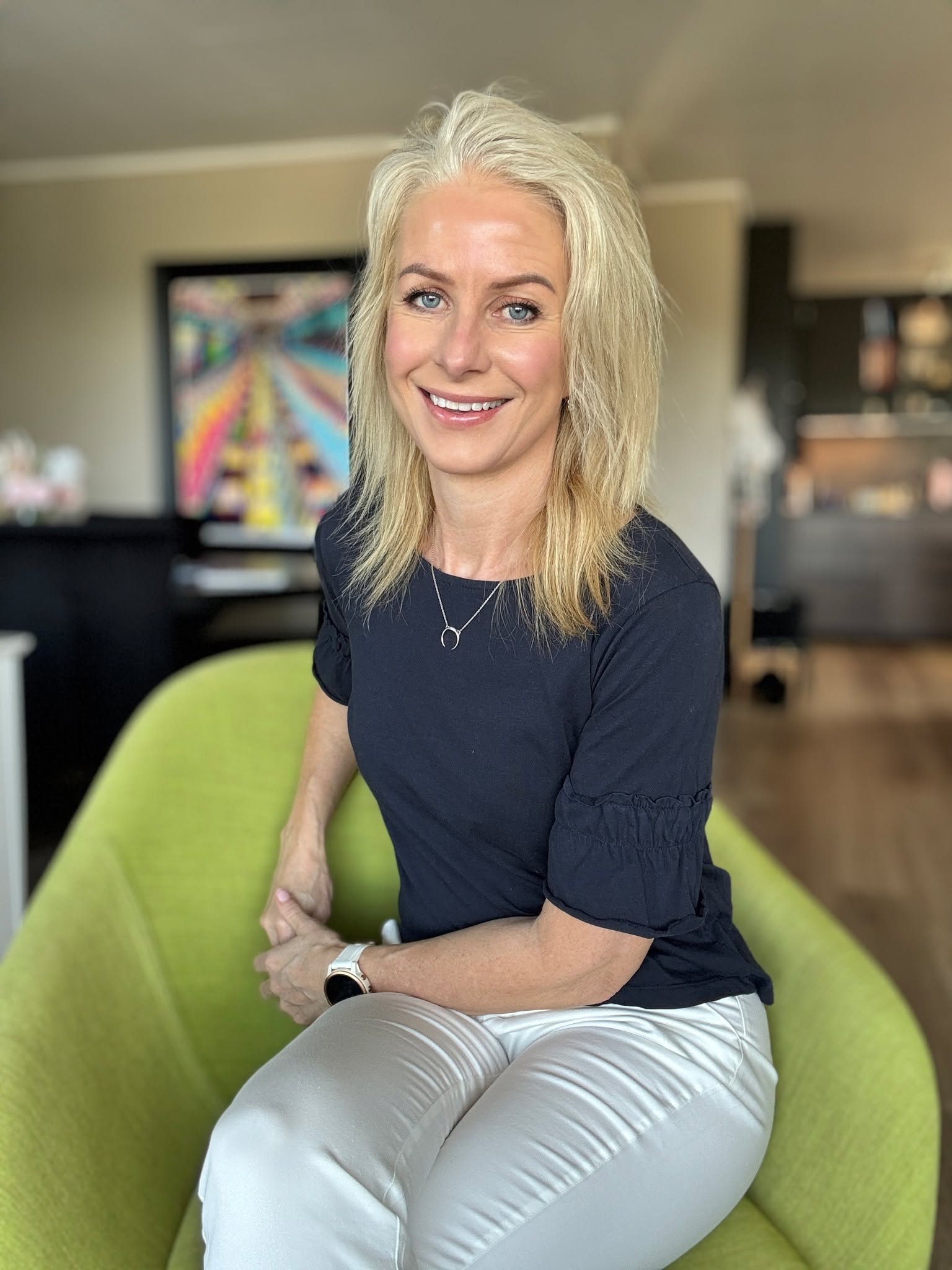 Vi snakker mye om å “være mer positiv”.
Som om det bare handler om å tenke litt annerledes – så løser alt seg.😅
Men for meg har et mer positivt liv aldri handlet om å være glad hele tiden.
Det har handlet om å bli litt mer ærlig med meg selv. Litt mer oppmerksom. Litt mindre streng.
Når jeg kjenner at livet føles litt tungt, uoversiktlig eller bare… mye – er det tre ting jeg ofte vender tilbake til:
1. Takknemlighet ✨
Ikke den typen takknemlighet hvor man skyver bort det som er vanskelig.
Men den stille varianten.
Å legge merke til én ting som faktisk er ok – midt i alt som ikke er det.
Noen dager er det stort. Andre dager er det bare at jeg pustet litt lettere et øyeblikk.
Og det holder.
2. Hvor energien min faktisk går. 💭
Jeg har lært at ikke alt som ser “riktig” ut, er riktig for meg.
Noe gir påfyll. Noe tapper.
Et mer positivt liv starter ofte med å tørre å justere litt –
selv om det betyr å skuffe forventninger, også mine egne.
3. Små valg, igjen og igjen. 🔃
Ikke store livsendringer. Ikke nye planer hver mandag.
Bare små valg som gjør hverdagen litt snillere.
En pause. En grense. Litt mindre “burde”. Litt mer rom.
Dette er ikke en oppskrift.
Bare erfaringer.
Og kanskje en påminnelse om at du ikke trenger å fikse deg selv –
bare ta litt bedre vare på deg 💛
👉 Skriv YES hvis dette traff deg i dag