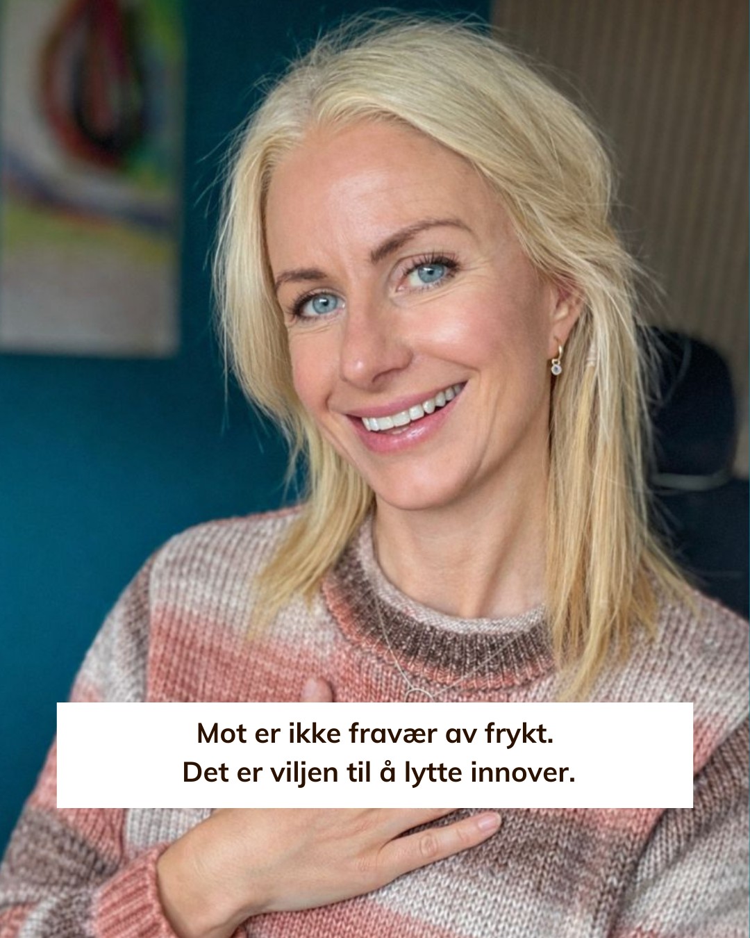 Noe av det modigste du kan gjøre i livet,
er å lytte innover – og faktisk ta deg selv på alvor. 🥰
Ikke alle valg gir applaus.
Ikke alle drømmer gir umiddelbar forståelse fra omgivelsene.
Men det betyr ikke at de er feil.
Indre kraft handler om å kjenne forskjell på:
– det som føles trygt
– og det som føles sant
Noen ganger er de to ikke det samme.
Å følge det som er ment for deg,
krever ikke at du vet hele veien.
Det krever bare at du tar neste ærlige steg❤️
Skal du ha fokus på å bli mer modig? 🙋🏼♀️👇🏼