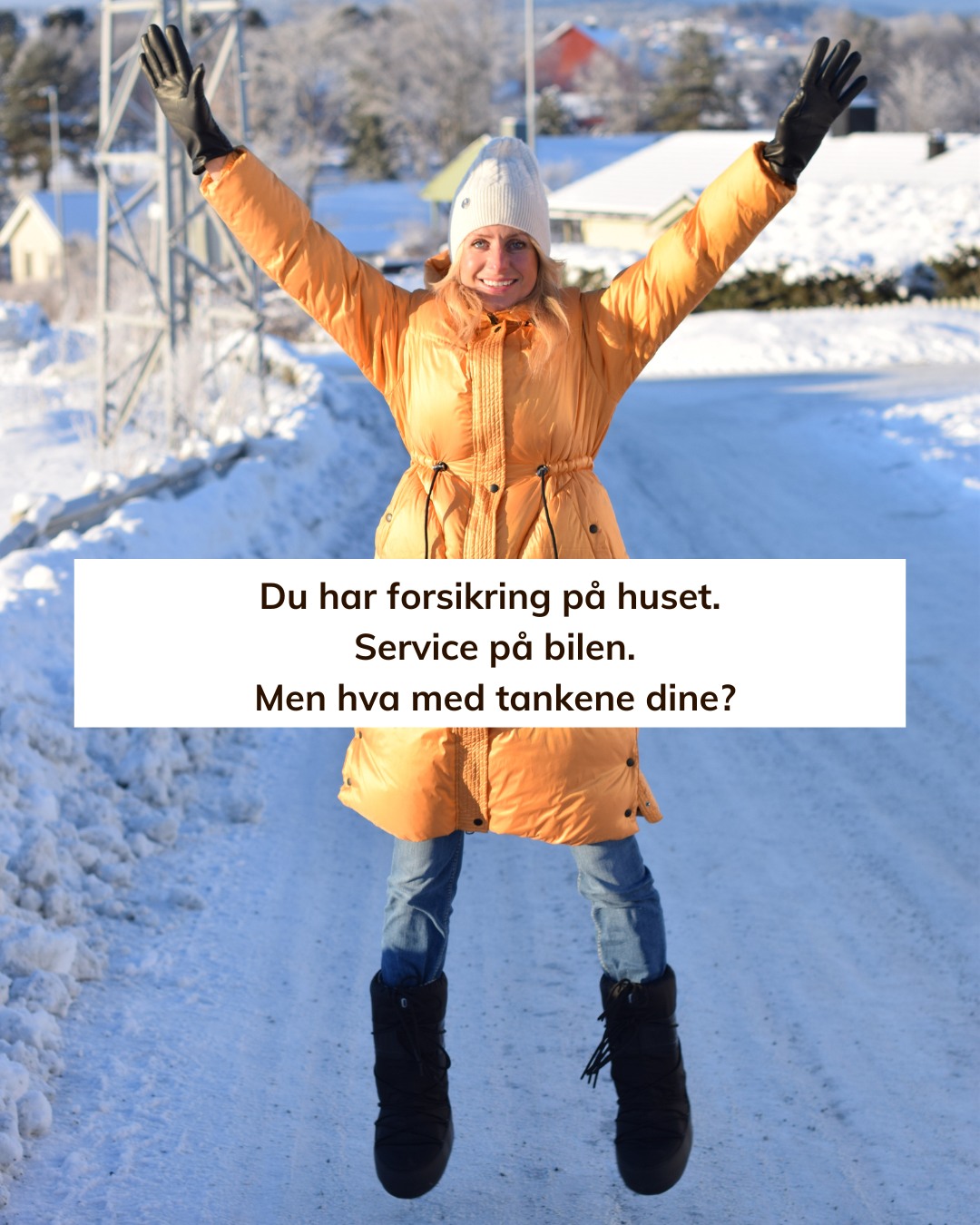 Vi har forsikring på huset.
Vi tar service på bilen.
Vi passer på alt det rundt oss.
Men tankene våre?
Stresset?
Tankespinnet?
Den indre dialogen vi lever med hver eneste dag?
Altfor ofte kommer det nederst på lista.
Jeg har hatt perioder i livet som virkelig har testet meg.
Sykdom. Brudd. Kroppen som sier stopp. Livet som skjer – ganske brutalt.
Og det jeg vet, helt sikkert, er dette:
👉 Det som har hjulpet meg gjennom, er ikke flaks.
Det er mental trening.
Verktøy. Bevisste valg. Og øvelse – over tid.
Akkurat som med kroppen.
Du trener ikke én gang og er ferdig.
Du gjør det jevnlig – fordi det gir deg noe tilbake.
Mental trening har gitt meg:
– mer ro når livet er kaotisk
– bedre evne til å håndtere stress
– mer motstandskraft når det butter
– og ærlig talt: mer glede i det helt vanlige
Ikke fordi livet er perfekt.
Men fordi jeg er bedre rustet til å møte det.
Søndag er en fin dag for å spørre seg selv:
👉 Hvordan tar jeg vare på meg selv – mentalt?
Kommenter YES hvis du kjenner at dette er viktig for deg 💛