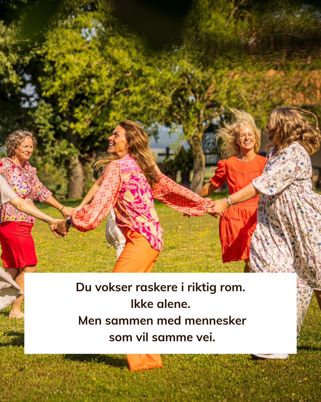 Det er noe eget med å sitte i et rom med mennesker som vil samme vei som deg✨
Ikke fordi dere er like.
Men fordi dere vil i retning.
Da jeg begynte å bygge egen business, trodde jeg lenge at jeg måtte finne ut av alt selv.
At det var et styrketegn å klare seg alene.
Det var det ikke.
Der jeg har vokst mest.
Tatt de største beslutningene.
Turt å løfte meg.
Har vært i fellesskap.
På kurs.
I masterminds.
I rom hvor det ikke var lov å spille lite.
Og ja - vi lever i en tid hvor du kan spørre ChatGPT om nesten hva som helst.
Det er et fantastisk verktøy.
Jeg bruker det selv.
Men ikke alle svarene finnes der.
For kunnskap er én ting.
Ansvar er noe annet.
I et fellesskap blir du speilet.
Utfordret.
Holdt ansvarlig.
Du kan ikke scrolle deg forbi din egen utvikling.
Og det er der veksten skjer.
Jeg har noen få plasser igjen i elite-gruppen min.
Et rom for kvinner som kjenner at de er klare for mer – og vil vokse i fellesskap.
Klikk på linken i bio og søk nå.
Kanskje er dette rommet du har ventet på✨