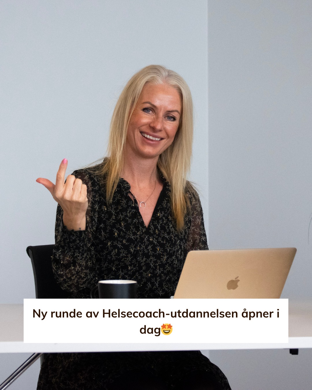 I dag åpner jeg opp for en ny runde av helsecoach-utdanningen 💫
Dette er et kurs jeg har hatt tidligere,
og som jeg vet har betydd mye for mange.
Ikke bare fordi de har lært noe nytt
men fordi de har utviklet seg selv på veien.
For det er ofte der det starter:
Med et ønske om noe mer
En følelse av at du har noe i deg
som du vil bruke.
Kanskje til å hjelpe andre
Kanskje til å skape noe eget
Kanskje bare for å komme nærmere deg selv
Jeg vet hvordan det føles
å sitte med den følelsen uten helt å vite
hva neste steg er
Og det er akkurat derfor denne utdanningen finnes 💛
Ikke for å gjøre deg perfekt
men for å gi deg en trygg og ekte start
Hvis du kjenner at dette treffer litt
så ligger det mer info i linken i bio.
Kanskje er dette timingen din ✨