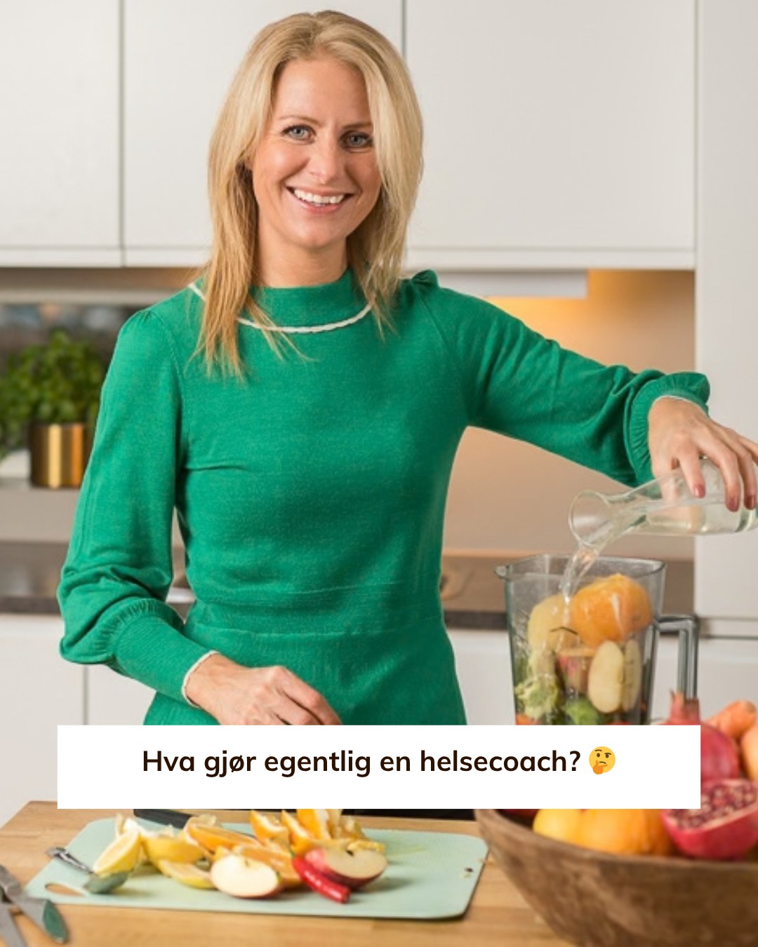 Hva gjør egentlig en helsecoach? 🤔
Dette er et spørsmål som har gått igjen i innboksen min de siste dagene.
Og kanskje du også har tenkt:
“Det høres spennende ut… men hva innebærer det egentlig?”
En helsecoach jobber ikke med å “fikse” andre mennesker.
Du jobber med å:
– stille de riktige spørsmålene
– hjelpe andre å forstå seg selv bedre
– skape endring over tid
– og støtte mennesker i å ta valg som er riktige for dem
Det handler ikke om å ha alle svarene.
Det handler om å være trygg nok til å stå i prosessen sammen med noen.
Og vet du hva som er litt fint?
De fleste som kjenner at dette er spennende
har allerede mye av det som skal til
Du har erfaringer
du har refleksjon
du har en interesse for mennesker
Kanskje har du bare ikke satt det sammen enda.
Og det er akkurat der mange starter 💛
Hvis du kjenner at dette traff litt
så ligger det mer info i linken i bio