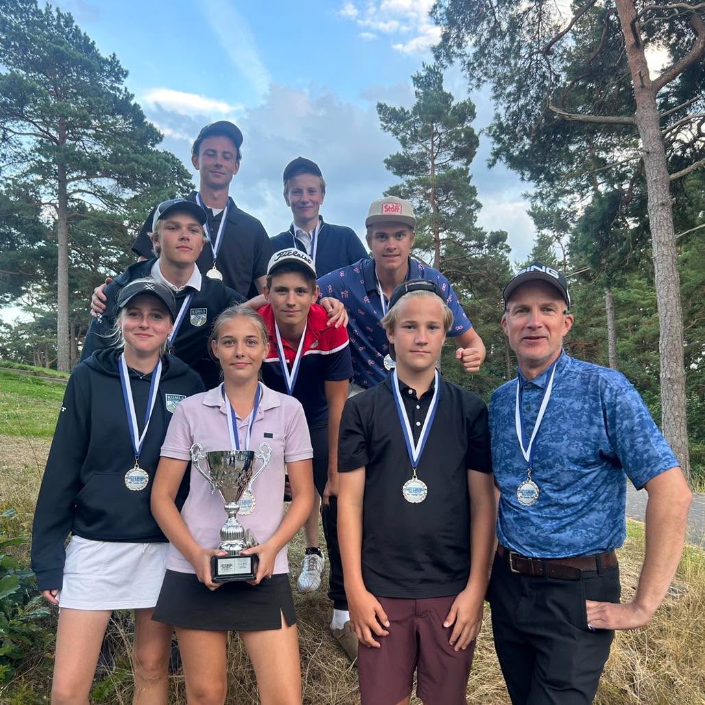 Kumlas juniorer tog en 3:e plats i GÖTEBORG GOLF CUP 2026🥉
I laget spelade:
Wilma Pettersson
Edith Wallin
Alfred Wilhelmsson
Melvin Olsson
Lucas Ornell
Malte Tholf
Axel Ek
Vilmer Lundqvist
Under fyra dagar har det spelats matchspel. Där Kumla var obesegrade fram till semifinalen, där fick vi tyvärr se oss besegrade. I match om 3:e platsen vann Kumla.
Kumla slutade då på 3:e plats av totalt 36 lag ( ca 400 spelare).
Stort grattis till våra duktiga juniorer!