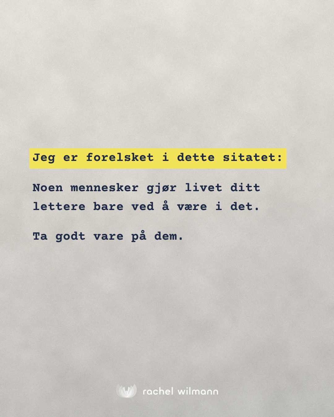 Da jeg var liten, følte jeg ofte at jeg ikke var god nok. Men det fantes én som alltid så meg, og det var mormor. Hun tok meg med på tur, vi måkte snø sammen, og hver fredag fikk jeg hjelpe henne å vaske huset. Hun hadde alltid åpent hus og vaffelrøre klar, og hun la merke til alle rundt seg. Også den lille jenta som trengte det mest.
Jeg tror ikke hun visste hvor mye det betydde. Hun var bare seg selv. Men det å ha ett menneske som ser deg, kan bære deg veldig langt.
Hvem er det for deg? Tagg dem gjerne, eller fortell om dem i kommentarfeltet 🤍