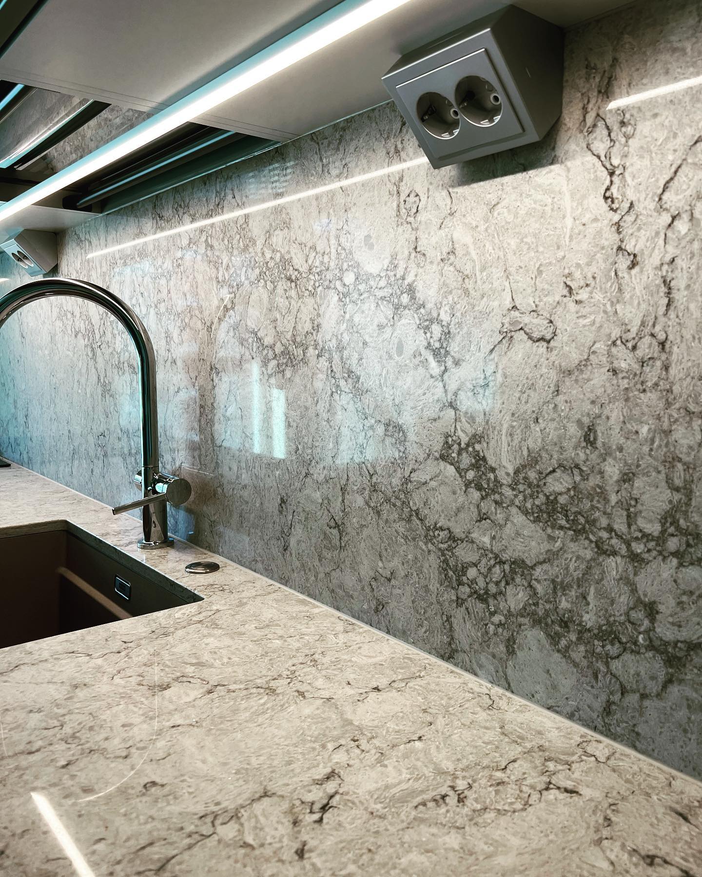 Alkaa olemaan taas yksi kerrostalo maaliviivalla ⚡️💡 #sähkö #sähköasennus #kerrostalo #sauna #led #socket #pistorasia #valaistus