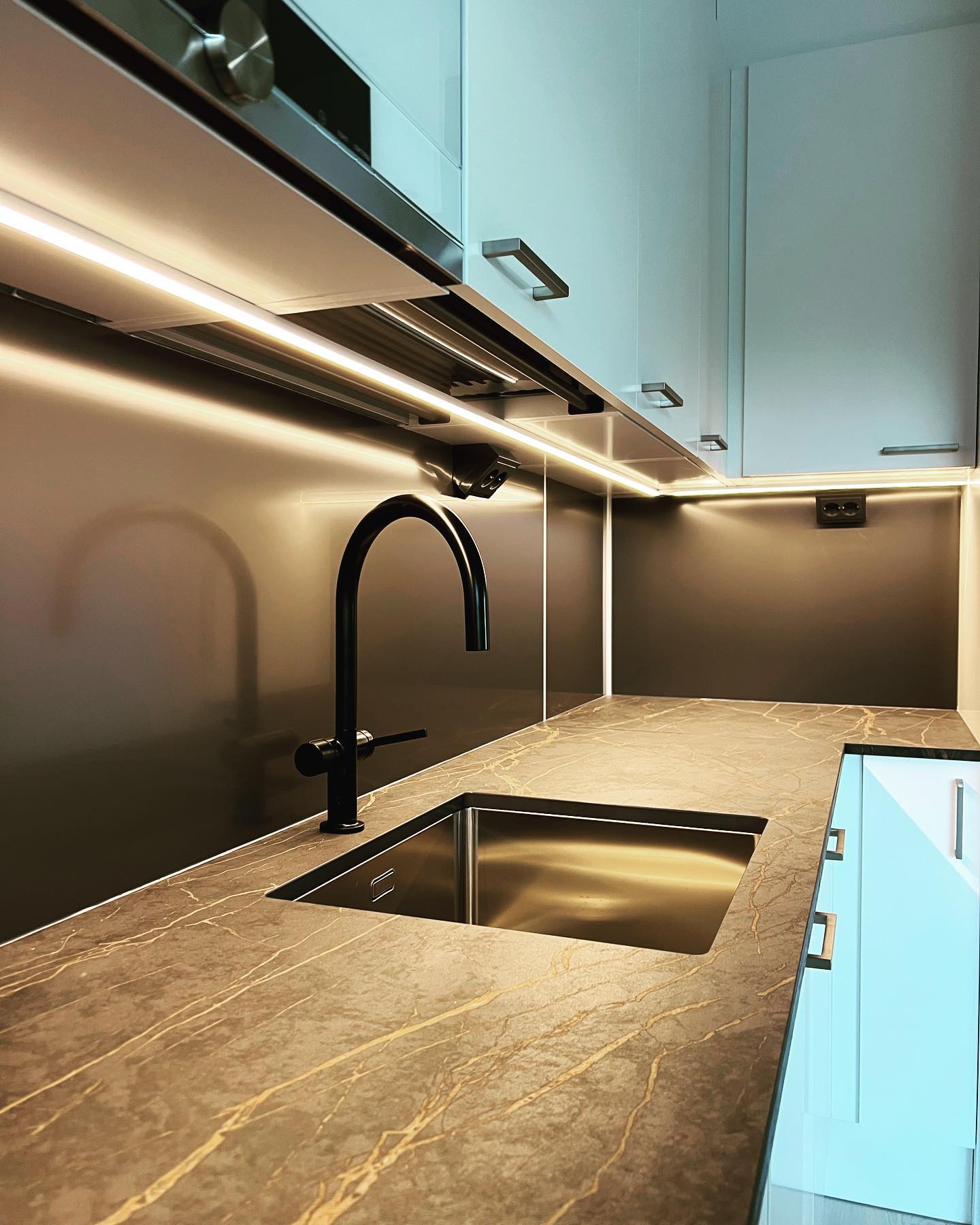 Alkaa olemaan taas yksi kerrostalo maaliviivalla ⚡️💡 #sähkö #sähköasennus #kerrostalo #sauna #led #socket #pistorasia #valaistus