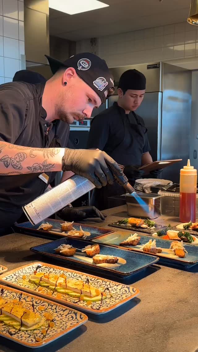 Menyn är uppdaterad! 🤍
Hos oss står det goda hantverket i centrum och vi tror verkligen på konsten att njuta. Vår meny består av varierade, välkomponerade rätter med lokala råvaror från trakten. Alltid lagat med en stor dos kreativitet, omtanke och kärlek!
Spana in vår nya meny på hemsidan, via länk i bio.
Allra bäst är den förstås på plats hos oss. Välkommen till bords!🍷🍴
Boka bord:
0511-310 000
Info.konst@julahotell.se