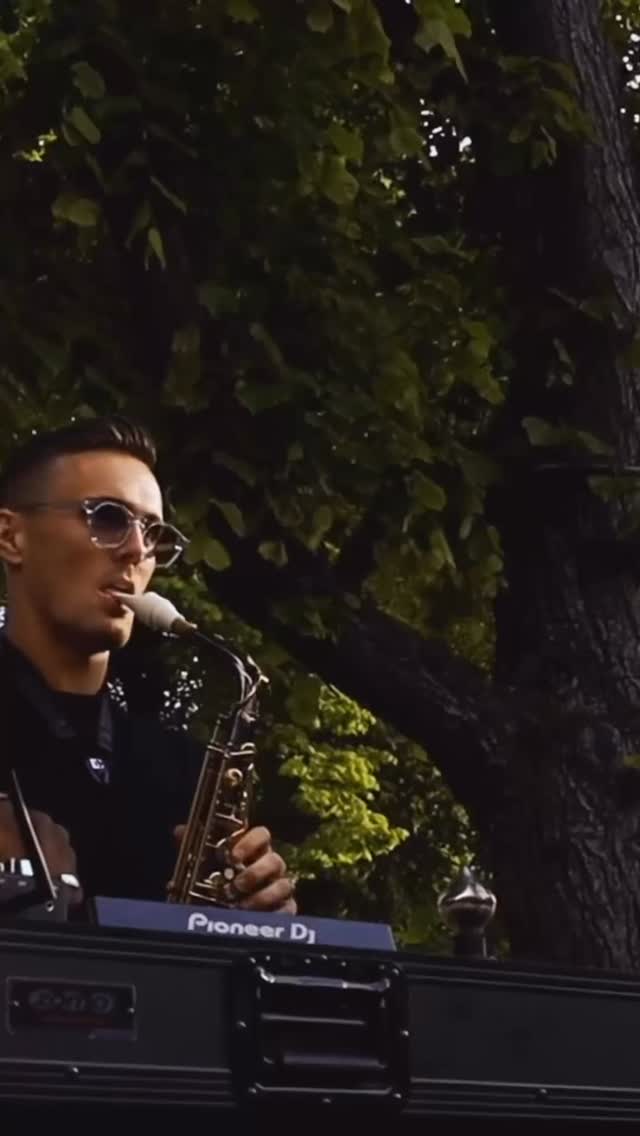 Väntan är äntligen över – på kristi himmelfärds bjuder vi in till dagsfest på uteserveringen! 🥳
Svira om till dansskorna, drick något gott och njut av vårsolen. DJ Robin Nilsson står för stämningen tillsammans med saxofonist och utomhusbaren håller öppet hela eftermiddagen 🥂
Välkomna den 14 maj mellan klockan 14.00-18.00. Vid sämre väder flyttar vi in festen. Vi ses!