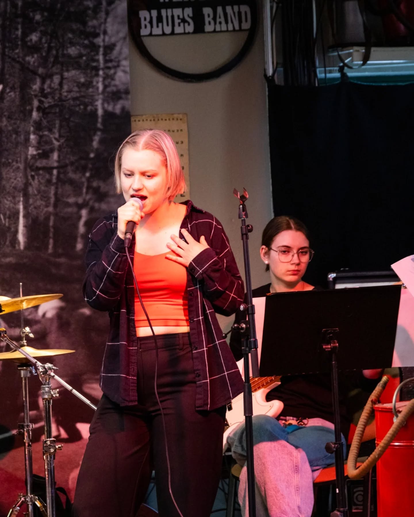 Viime maanantaina kokoonnuimme yhdessä kuuntelemaan kappaleita ja seuraamaan tanssia – Feels like home -musikaalin ensiesitys lähestyy jo kovaa vauhtia!
Oletko tulossa katsomaan musikaalia 16.5. Musiikkikeskus Snellmanniin? ✨️🎭🎵
I måndags samlades vi för att lyssna på låtar och se på dans - premiären av musikalen Feels like home närmar sig med stormsteg!
Kommer du och ser musikalen den 16.5 på Musikcentrum Snellman? ✨️🎭🎵
📷: Jennifer Kuikka
#nuorikulttuurikokkola #ungkulturkarleby #nuorikulttuuri #ungkultur #feelslikehomemusical