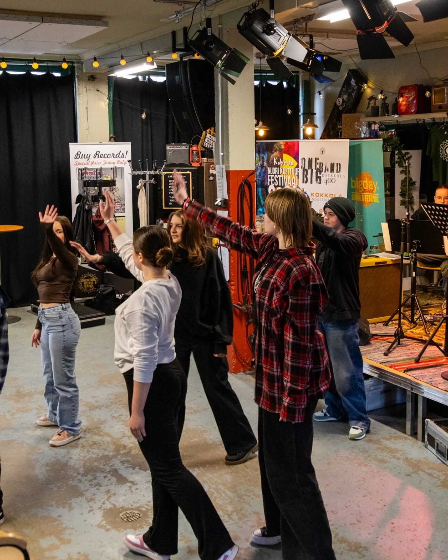 Viime maanantaina kokoonnuimme yhdessä kuuntelemaan kappaleita ja seuraamaan tanssia – Feels like home -musikaalin ensiesitys lähestyy jo kovaa vauhtia!
Oletko tulossa katsomaan musikaalia 16.5. Musiikkikeskus Snellmanniin? ✨️🎭🎵
I måndags samlades vi för att lyssna på låtar och se på dans - premiären av musikalen Feels like home närmar sig med stormsteg!
Kommer du och ser musikalen den 16.5 på Musikcentrum Snellman? ✨️🎭🎵
📷: Jennifer Kuikka
#nuorikulttuurikokkola #ungkulturkarleby #nuorikulttuuri #ungkultur #feelslikehomemusical