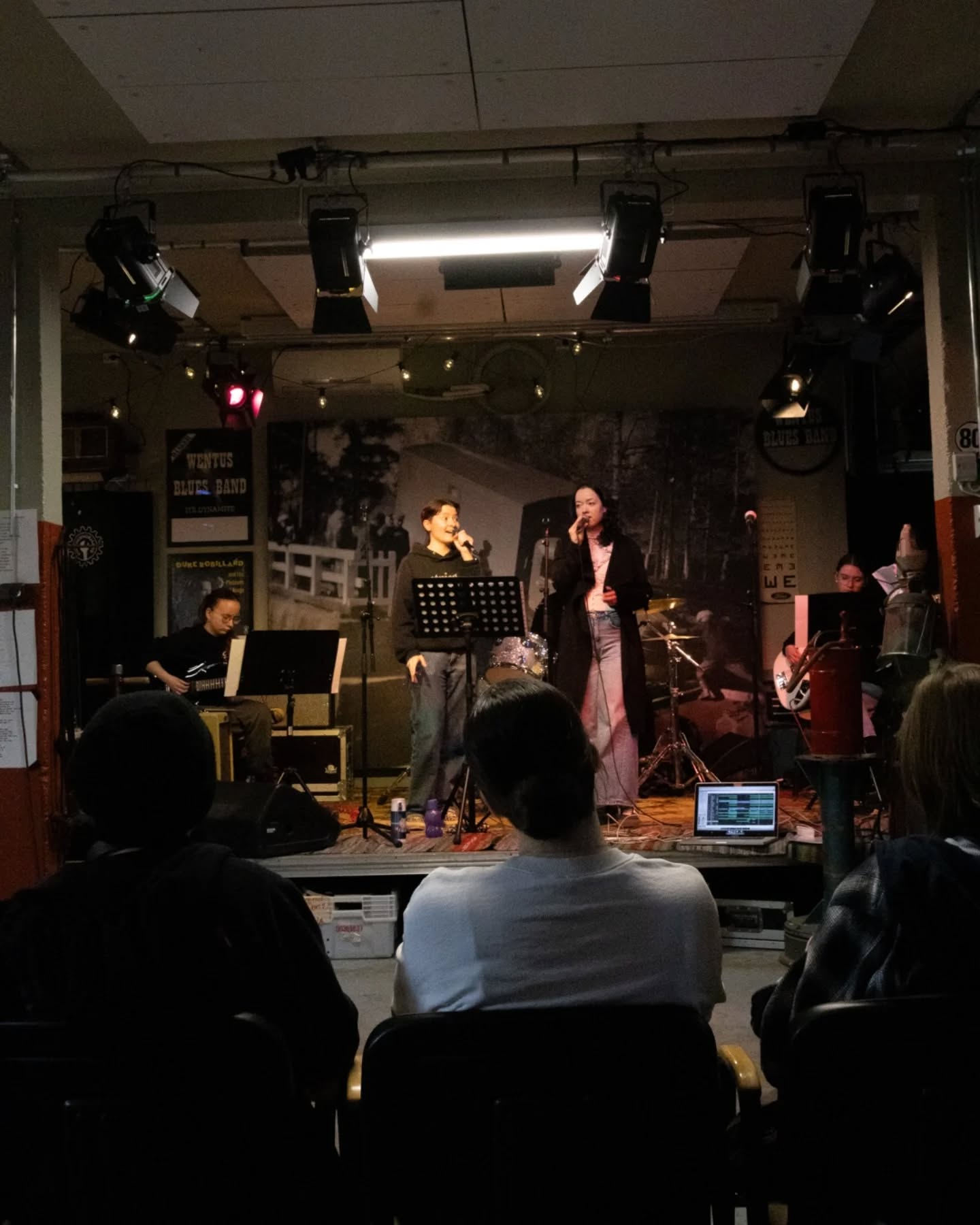 Viime maanantaina kokoonnuimme yhdessä kuuntelemaan kappaleita ja seuraamaan tanssia – Feels like home -musikaalin ensiesitys lähestyy jo kovaa vauhtia!
Oletko tulossa katsomaan musikaalia 16.5. Musiikkikeskus Snellmanniin? ✨️🎭🎵
I måndags samlades vi för att lyssna på låtar och se på dans - premiären av musikalen Feels like home närmar sig med stormsteg!
Kommer du och ser musikalen den 16.5 på Musikcentrum Snellman? ✨️🎭🎵
📷: Jennifer Kuikka
#nuorikulttuurikokkola #ungkulturkarleby #nuorikulttuuri #ungkultur #feelslikehomemusical