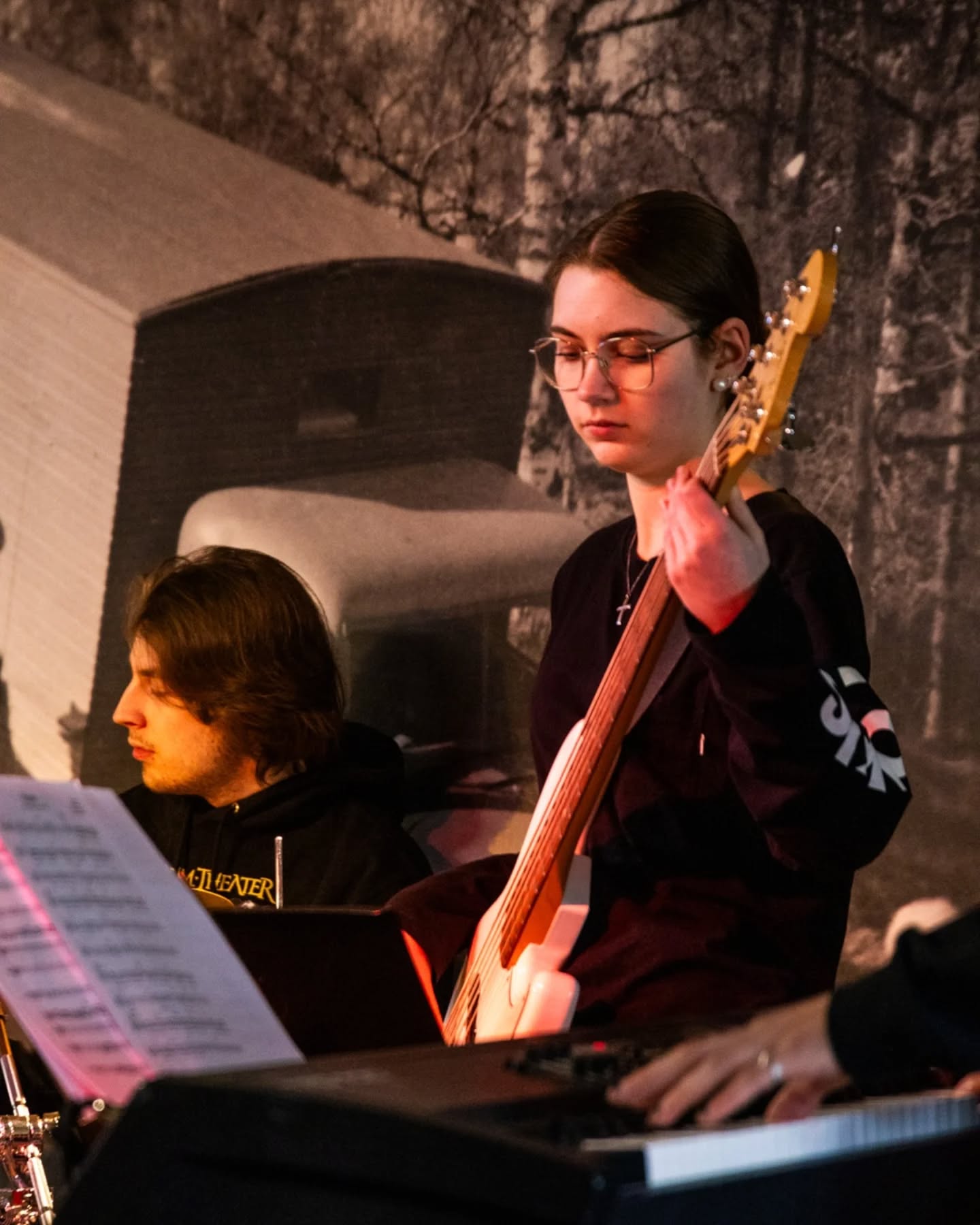 Viime maanantaina kokoonnuimme yhdessä kuuntelemaan kappaleita ja seuraamaan tanssia – Feels like home -musikaalin ensiesitys lähestyy jo kovaa vauhtia!
Oletko tulossa katsomaan musikaalia 16.5. Musiikkikeskus Snellmanniin? ✨️🎭🎵
I måndags samlades vi för att lyssna på låtar och se på dans - premiären av musikalen Feels like home närmar sig med stormsteg!
Kommer du och ser musikalen den 16.5 på Musikcentrum Snellman? ✨️🎭🎵
📷: Jennifer Kuikka
#nuorikulttuurikokkola #ungkulturkarleby #nuorikulttuuri #ungkultur #feelslikehomemusical