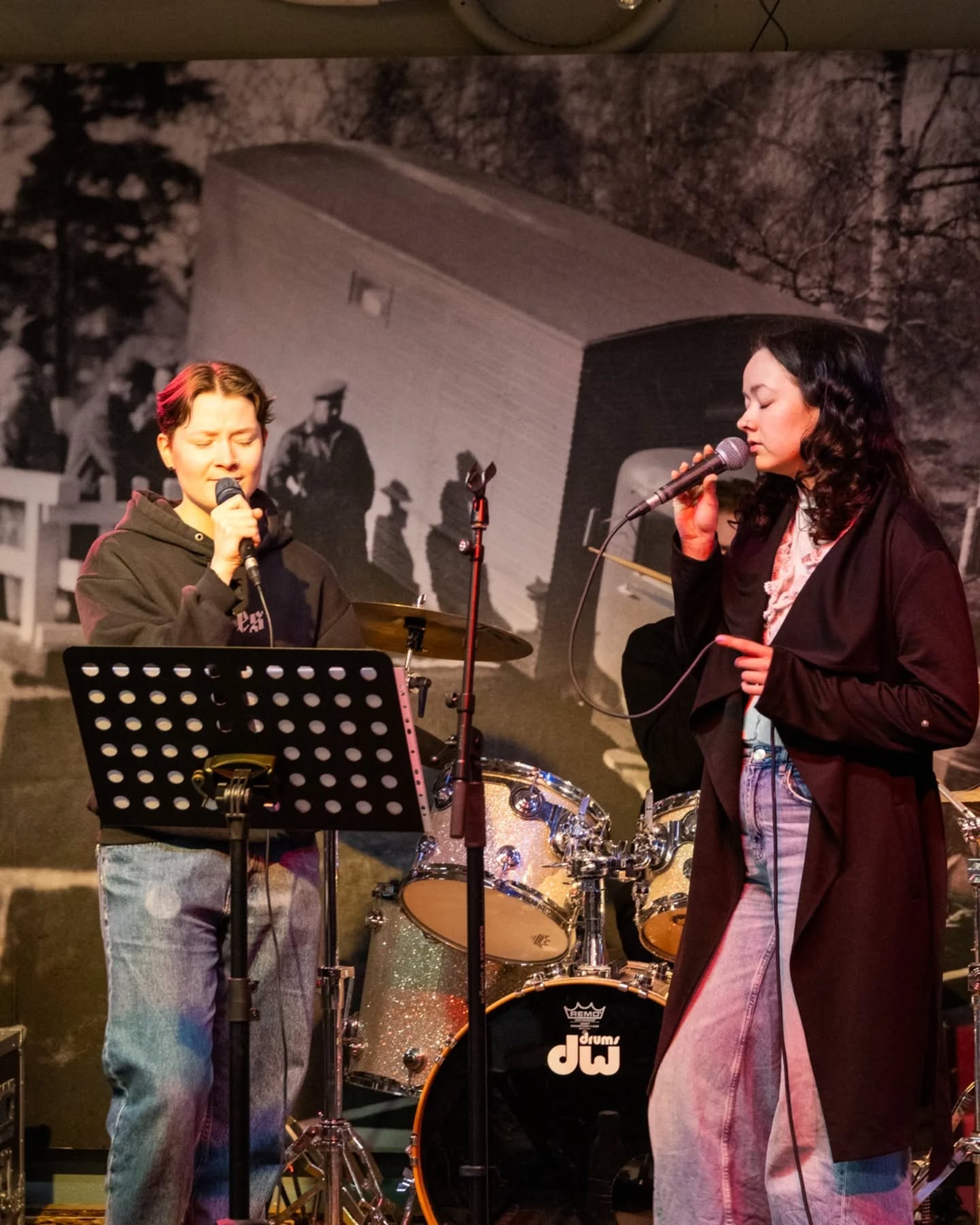 Viime maanantaina kokoonnuimme yhdessä kuuntelemaan kappaleita ja seuraamaan tanssia – Feels like home -musikaalin ensiesitys lähestyy jo kovaa vauhtia!
Oletko tulossa katsomaan musikaalia 16.5. Musiikkikeskus Snellmanniin? ✨️🎭🎵
I måndags samlades vi för att lyssna på låtar och se på dans - premiären av musikalen Feels like home närmar sig med stormsteg!
Kommer du och ser musikalen den 16.5 på Musikcentrum Snellman? ✨️🎭🎵
📷: Jennifer Kuikka
#nuorikulttuurikokkola #ungkulturkarleby #nuorikulttuuri #ungkultur #feelslikehomemusical