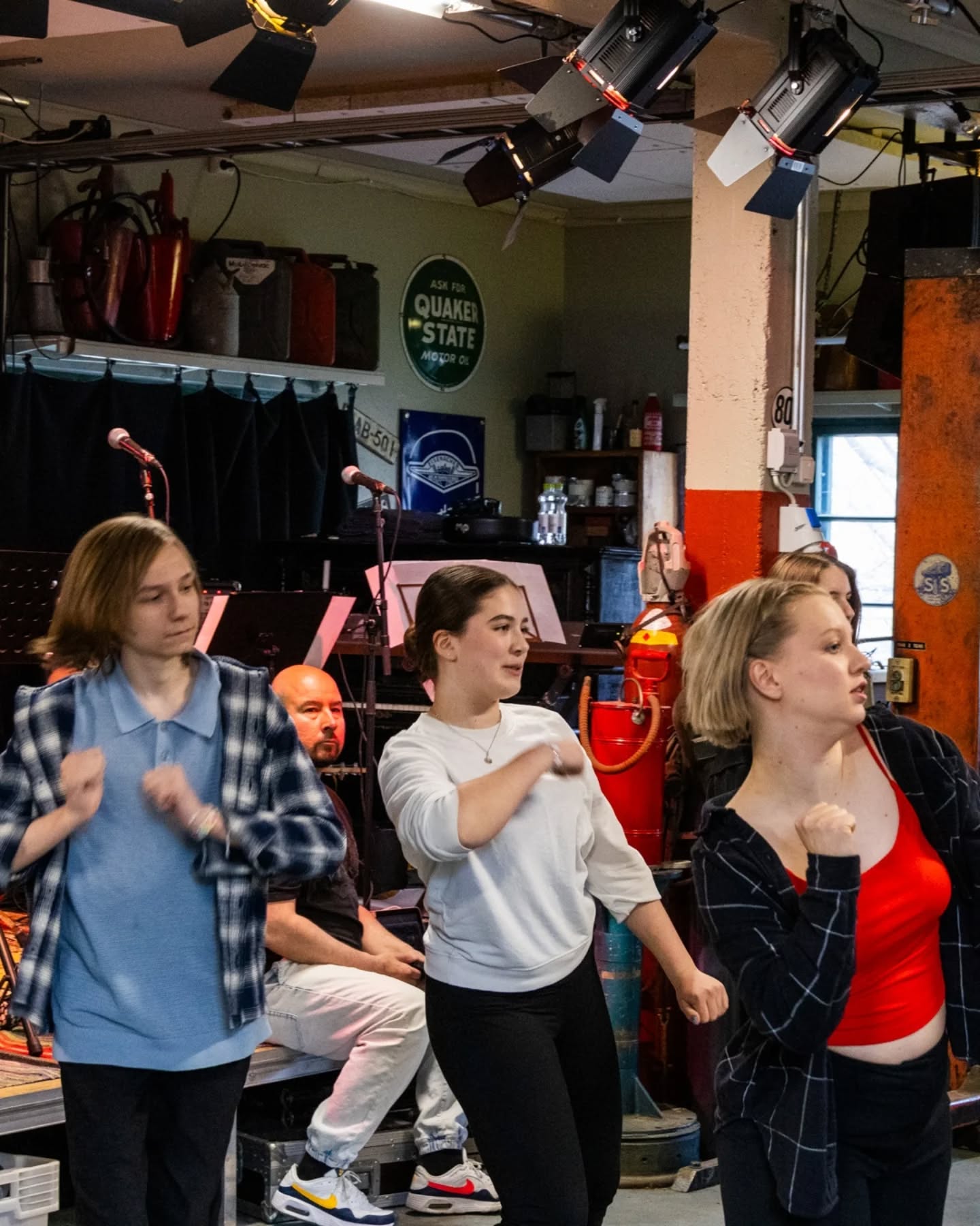 Viime maanantaina kokoonnuimme yhdessä kuuntelemaan kappaleita ja seuraamaan tanssia – Feels like home -musikaalin ensiesitys lähestyy jo kovaa vauhtia!
Oletko tulossa katsomaan musikaalia 16.5. Musiikkikeskus Snellmanniin? ✨️🎭🎵
I måndags samlades vi för att lyssna på låtar och se på dans - premiären av musikalen Feels like home närmar sig med stormsteg!
Kommer du och ser musikalen den 16.5 på Musikcentrum Snellman? ✨️🎭🎵
📷: Jennifer Kuikka
#nuorikulttuurikokkola #ungkulturkarleby #nuorikulttuuri #ungkultur #feelslikehomemusical