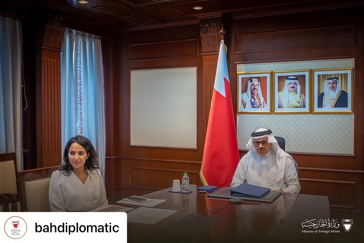 وزير الخارجية يترأس الاجتماع الرابع لمجلس أمناء أكاديمية محمد بن مبارك آل خليفة للدراسات الدبلوماسية 
ترأس سعادة الدكتور عبد اللطيف بن راشد الزياني، وزير الخارجية رئيس مجلس أمناء أكاديمية محمد بن مبارك آل خليفة للدراسات الدبلوماسية، الاجتماع الرابع لمجلس أمناء الأكاديمية للعام الأكاديمي 2024-2025، والذي عقد عبر الاتصال المرئي، بحضور أصحاب السعادة أعضاء مجلس الأمناء.
وخلال الاجتماع، هنأ سعادة وزير الخارجية أصحاب السعادة أعضاء مجلس الأمناء على الثقة الملكية بتعيينهم في مجلس الأمناء، مشيدًا بالدور الحيوي الذي تقوم به الأكاديمية في إعداد وتدريب منتسبي وزارة الخارجية من دبلوماسيين وإداريين، مثمنًا الجهود المبذولة من أعضاء المجلس في دعم البرامج التدريبية وتطويرها وفقًا لأرقى المعايير المهنية العالمية، مؤكدًا سعادته على أهمية الاستمرار في البناء على الإنجازات المحققة وتعزيز التكامل بين الخطط التدريبية والأهداف الاستراتيجية لوزارة الخارجية، متمنيًا لهم دوام التوفيق والنجاح.
من جانبها، أعربت الدكتورة الشيخة منيرة بنت خليفة آل خليفة، مدير عام الأكاديمية، عن شكرها وتقديرها لوزير الخارجية رئيس مجلس الأمناء وأعضاء المجلس، مؤكدة التزام الأكاديمية الدائم بإعداد كوادر دبلوماسية مؤهلة لتمثيل مملكة البحرين خير تمثيل ونقل رسالتها النبيلة في المحافل الإقليمية والدولية. كما قامت سعادتها بعرض آخر مستجدات برامج التدريب والخدمات اللغوية والخطط المستقبلية الهادفة إلى رفع كفاءة الكادر وتوسيع نطاق البرامج التدريبية المستقبلية.
واستعرض المجلس إحصائيات التدريب للعام 2025 والبرامج التدريبية المقترحة والخدمات اللغوية المزمع طرحها، ومناقشة الخطط المستقبلية الرامية إلى تطوير البرامج الأكاديمية وتعزيز كفاءة الكادر الدبلوماسي والإداري، بما يواكب المتغيرات الدولية، وبحث مجموعة من الموضوعات المدرجة على جدول الأعمال.
في ختام الاجتماع، أكد المجلس التزامه بمواصلة الدعم والتوجيه للأكاديمية لتعزيز قدراتها التدريبية وتطوير كوادرها الدبلوماسية والإدارية بما يتوافق مع التطورات والمتطلبات الدولية.