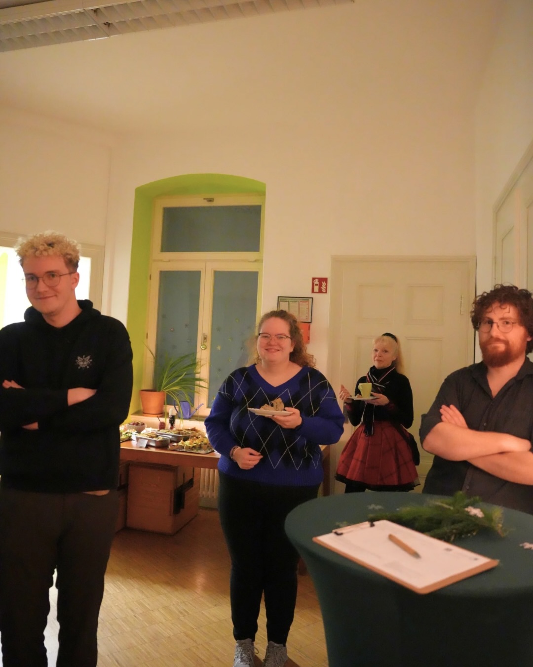 Ein intensives Jahr liegt hinter uns. Umso schöner, es gemeinsam ausklingen zu lassen. 🎄💚
Nach Monaten voller politischer Arbeit, vieler Termine und eines anspruchsvollen Bundestagswahlkampfs bot die Weihnachtsfeier des Kreisverbands Erfurt und des Landesverbands Thüringen genau den richtigen Rahmen für Begegnung und Austausch abseits des Alltags.
Zeit für persönlichen Austausch gab es auch mit unserer Bundestagsabgeordneten Katrin Göring-Eckardt.
Bei Glühwein, feinen Häppchen und weihnachtlichen Leckereien entstand eine offene, herzliche Stimmung.
Ein weiterer Höhepunkt des Abends war das Weihnachtsquiz. Das Gewinnerteam durfte anschließend ein Lebkuchenhaus bauen und Teamgeist unter Beweis stellen.
Klickt euch durch die Bilder und bekommt einen kleinen Einblick in diesen schönen gemeinsamen Abend. 📸✨
#GrüneErfurt #GrüneThüringen #Weihnachtsfeier #Jahresausklang