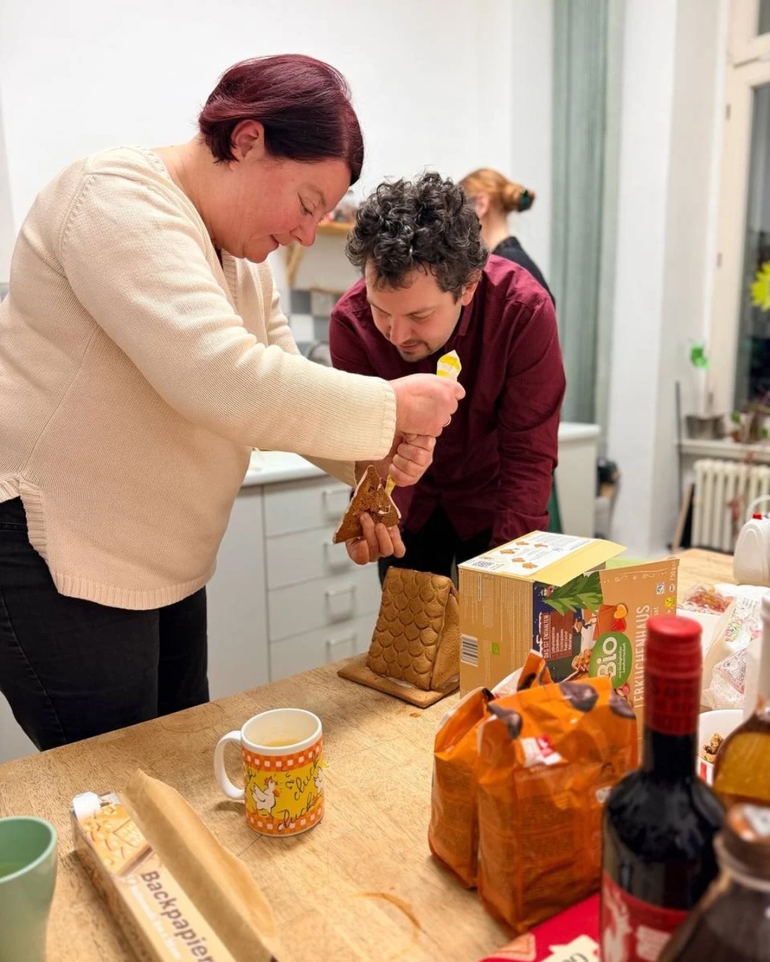 Ein intensives Jahr liegt hinter uns. Umso schöner, es gemeinsam ausklingen zu lassen. 🎄💚
Nach Monaten voller politischer Arbeit, vieler Termine und eines anspruchsvollen Bundestagswahlkampfs bot die Weihnachtsfeier des Kreisverbands Erfurt und des Landesverbands Thüringen genau den richtigen Rahmen für Begegnung und Austausch abseits des Alltags.
Zeit für persönlichen Austausch gab es auch mit unserer Bundestagsabgeordneten Katrin Göring-Eckardt.
Bei Glühwein, feinen Häppchen und weihnachtlichen Leckereien entstand eine offene, herzliche Stimmung.
Ein weiterer Höhepunkt des Abends war das Weihnachtsquiz. Das Gewinnerteam durfte anschließend ein Lebkuchenhaus bauen und Teamgeist unter Beweis stellen.
Klickt euch durch die Bilder und bekommt einen kleinen Einblick in diesen schönen gemeinsamen Abend. 📸✨
#GrüneErfurt #GrüneThüringen #Weihnachtsfeier #Jahresausklang