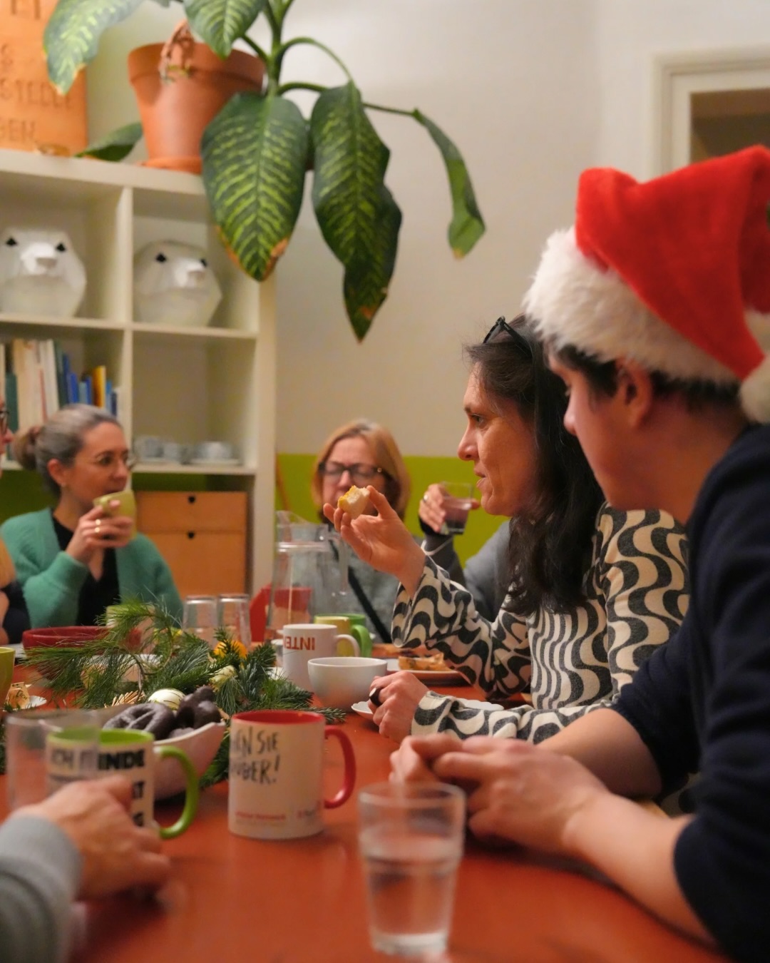 Ein intensives Jahr liegt hinter uns. Umso schöner, es gemeinsam ausklingen zu lassen. 🎄💚
Nach Monaten voller politischer Arbeit, vieler Termine und eines anspruchsvollen Bundestagswahlkampfs bot die Weihnachtsfeier des Kreisverbands Erfurt und des Landesverbands Thüringen genau den richtigen Rahmen für Begegnung und Austausch abseits des Alltags.
Zeit für persönlichen Austausch gab es auch mit unserer Bundestagsabgeordneten Katrin Göring-Eckardt.
Bei Glühwein, feinen Häppchen und weihnachtlichen Leckereien entstand eine offene, herzliche Stimmung.
Ein weiterer Höhepunkt des Abends war das Weihnachtsquiz. Das Gewinnerteam durfte anschließend ein Lebkuchenhaus bauen und Teamgeist unter Beweis stellen.
Klickt euch durch die Bilder und bekommt einen kleinen Einblick in diesen schönen gemeinsamen Abend. 📸✨
#GrüneErfurt #GrüneThüringen #Weihnachtsfeier #Jahresausklang