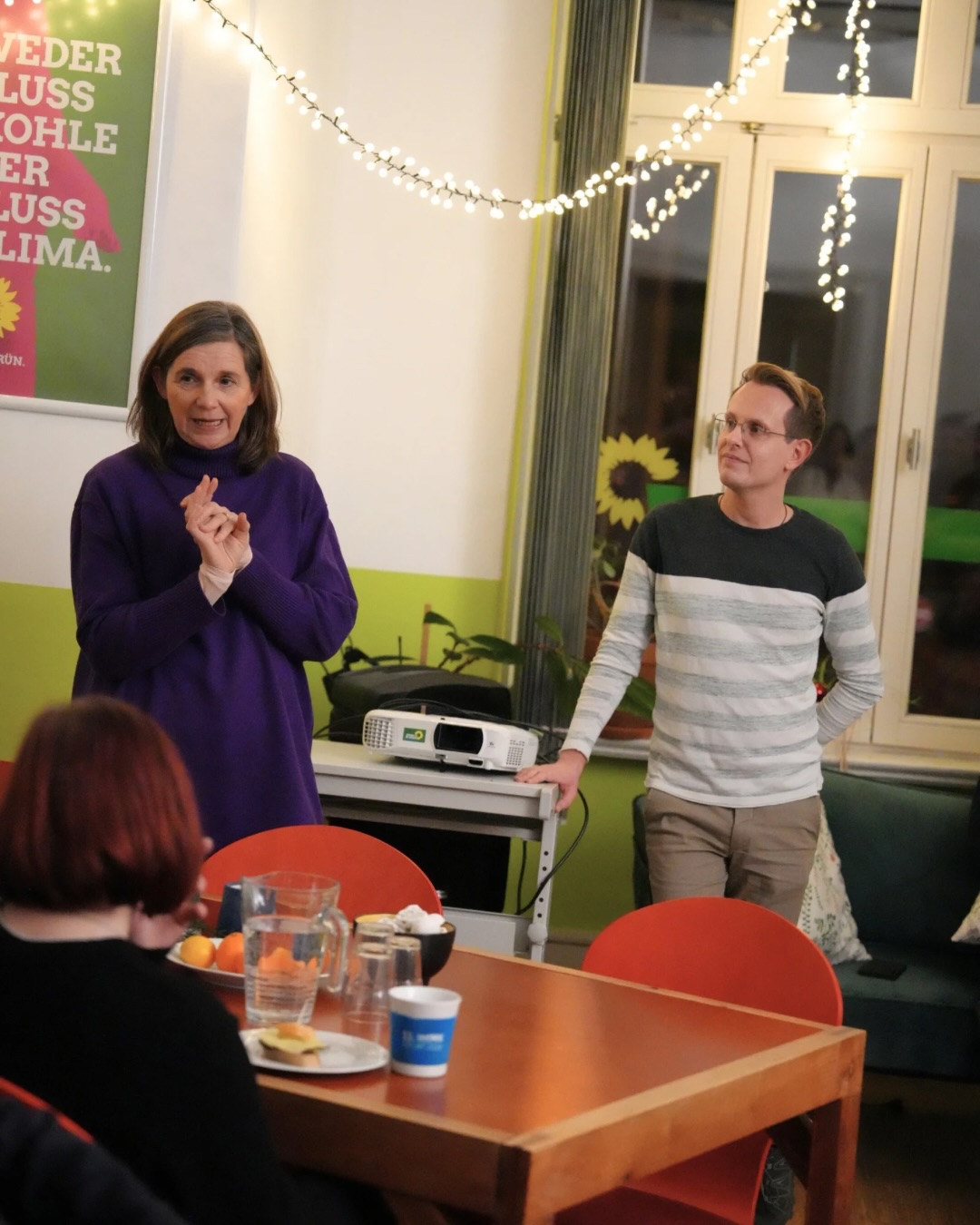 Ein intensives Jahr liegt hinter uns. Umso schöner, es gemeinsam ausklingen zu lassen. 🎄💚
Nach Monaten voller politischer Arbeit, vieler Termine und eines anspruchsvollen Bundestagswahlkampfs bot die Weihnachtsfeier des Kreisverbands Erfurt und des Landesverbands Thüringen genau den richtigen Rahmen für Begegnung und Austausch abseits des Alltags.
Zeit für persönlichen Austausch gab es auch mit unserer Bundestagsabgeordneten Katrin Göring-Eckardt.
Bei Glühwein, feinen Häppchen und weihnachtlichen Leckereien entstand eine offene, herzliche Stimmung.
Ein weiterer Höhepunkt des Abends war das Weihnachtsquiz. Das Gewinnerteam durfte anschließend ein Lebkuchenhaus bauen und Teamgeist unter Beweis stellen.
Klickt euch durch die Bilder und bekommt einen kleinen Einblick in diesen schönen gemeinsamen Abend. 📸✨
#GrüneErfurt #GrüneThüringen #Weihnachtsfeier #Jahresausklang