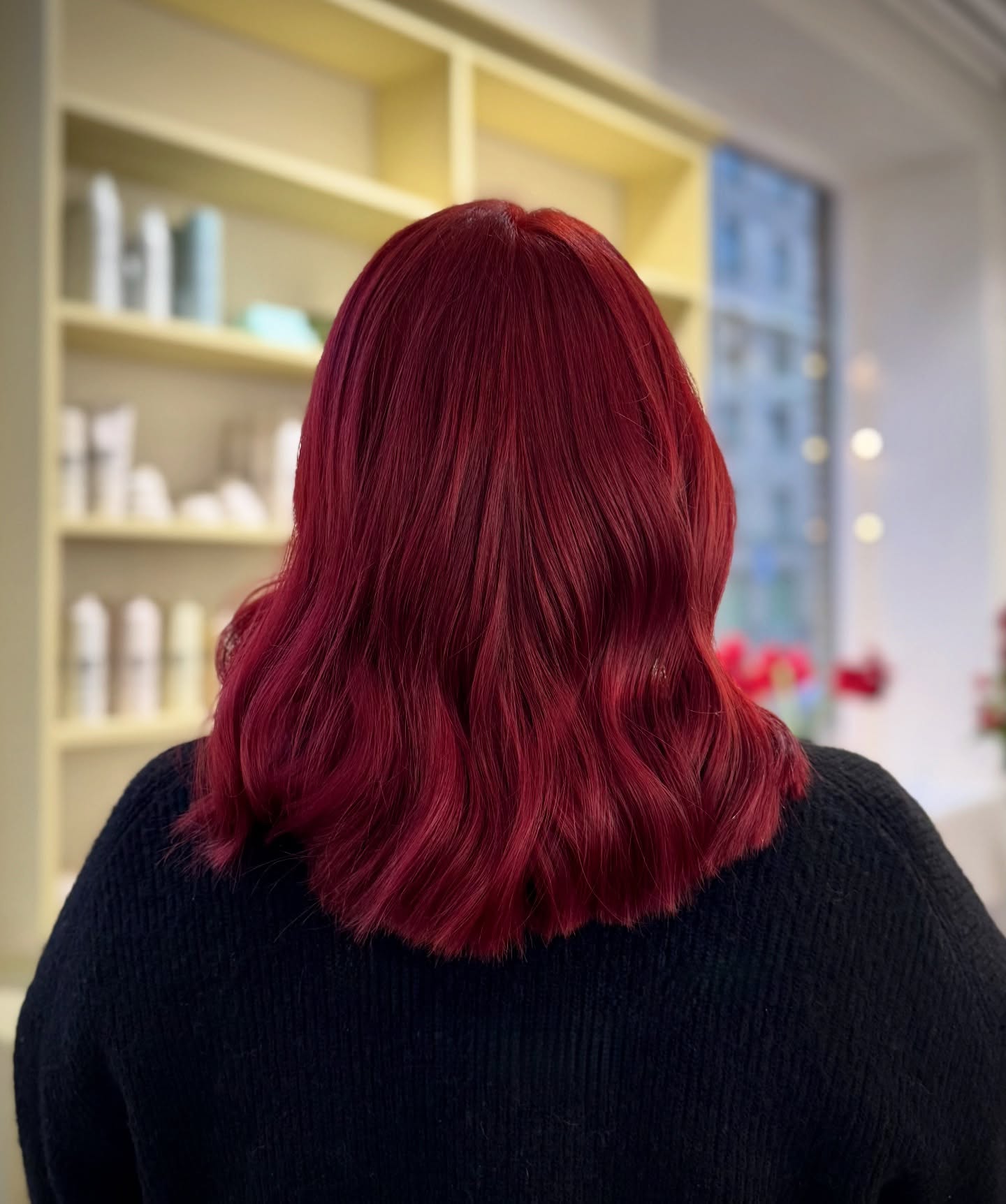 Cherry red.
En färg som ofta får etiketten för mycket.
För stark, för tydlig, för synlig.
Men det är sällan färgen som är problemet.
Det är vad den kräver av den som bär den.
Den går inte att gömma, inte att ursäkta bort.
Den gör inget för att passa in.
Vissa färger fungerar som bakgrund. Inte den här.