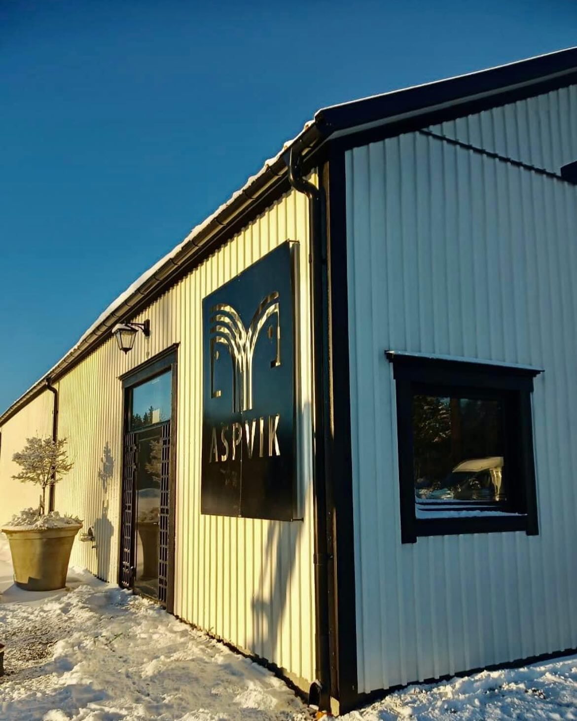 Adventsmingel med öppet hus på Aspvik Gård
Välkomna till öppen Gård och adventsmingel på Aspviks Gård i Harbo Lördagen 14/12 kl 13-17.
Under dagen kommer det vara banhoppningsträning i ridhuset (antalet platser är begränsade och bokas via Caroline, 073075777).
Kl 15.30 kommer vi hoppa några av stallets hästar.
Vi bjuder på mysig adventsstämning med glögg, pepparkakor och grillad korv!
Vid intresse finns möjlighet för ponnyridning🐴
Kom och träffa oss och upplev våran härliga anläggning på plats! Vi välkomnar alla, hästintresserade, grannar och andra pepparkaks sugna🎄
Väl möt, teamet på Aspviks Gård
📍Aspvik 901, Harbo