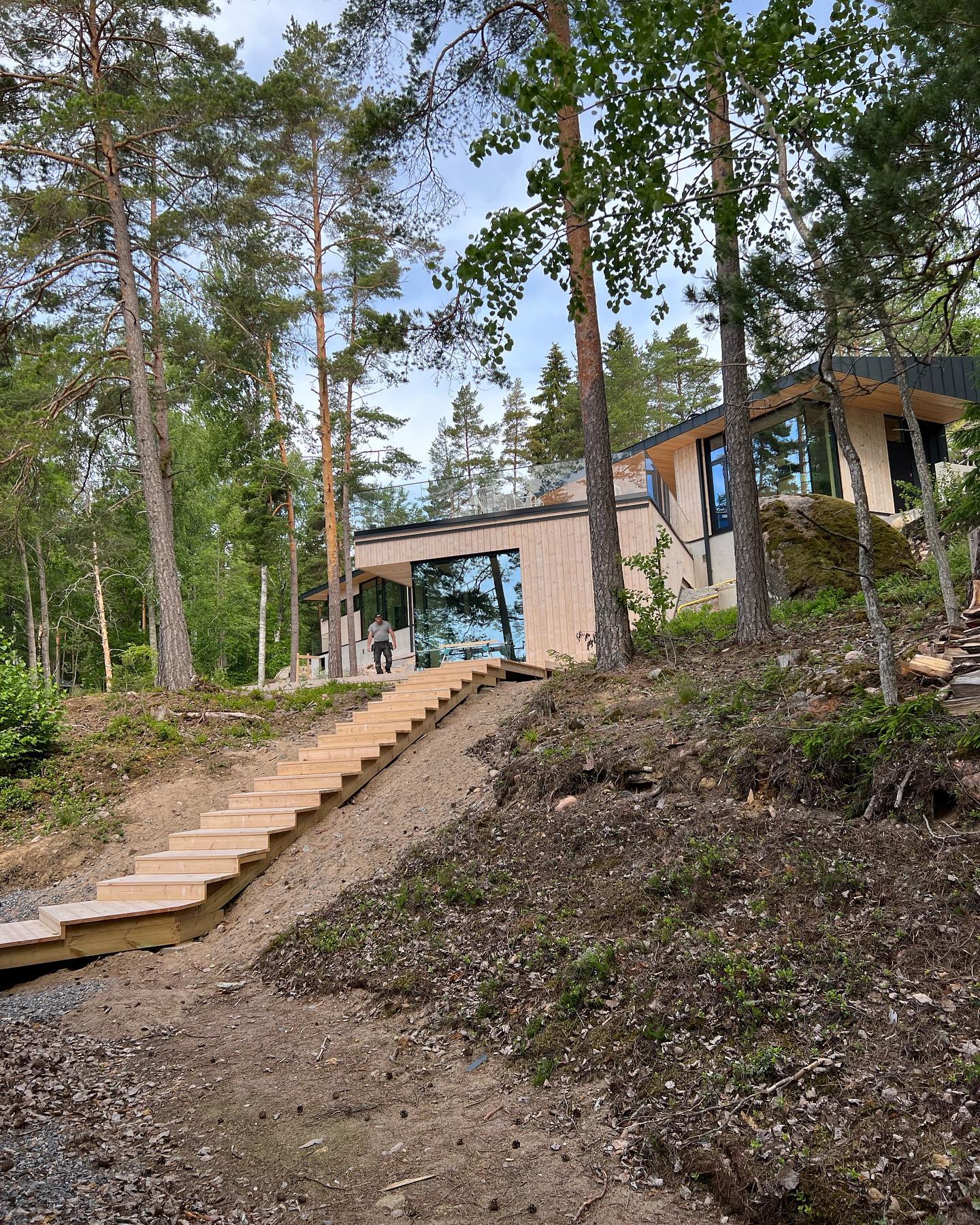 Upeisiin Lohjanjärven maisemiin valmistumassa mökki missä ei ole laadusta tingitty ! #sähköasentaja #gira #sähköasennus #sähkö