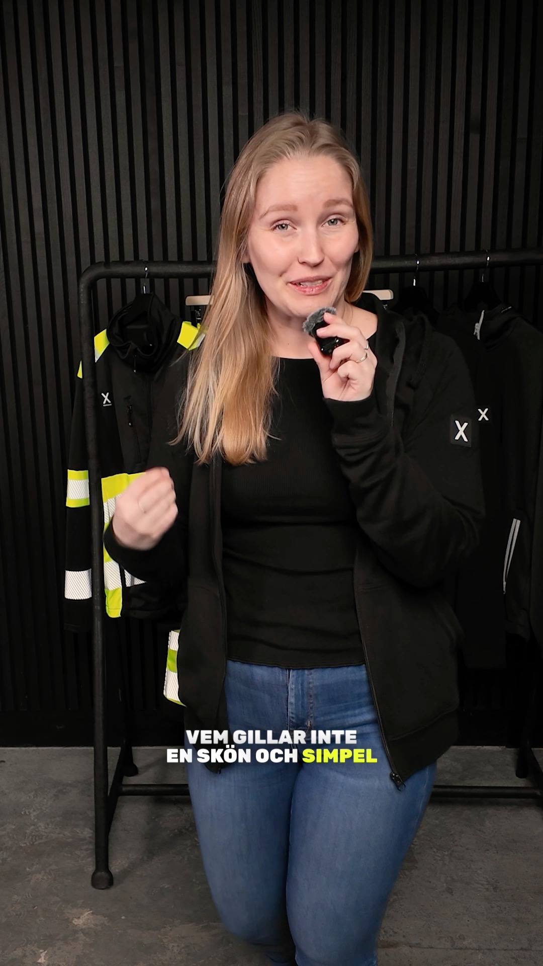 En sån där hoodie som bara funkar, utan att man behöver tänka på det. Skön direkt när man drar på den och lika självklar genom hela arbetsdagen 👌 Bomullen är slitstark och känns rejäl, samtidigt som insidan i terry fleece är mjuk mot kroppen och skön när man jobbar i den hela dagen. Passformen sitter bra utan att vara i vägen och den dolda säkerhetsfickan på sidan är en sån detalj man faktiskt använder mer än man tror 🔧 Enkel, pålitlig och gör jobbet utan krångel 👍