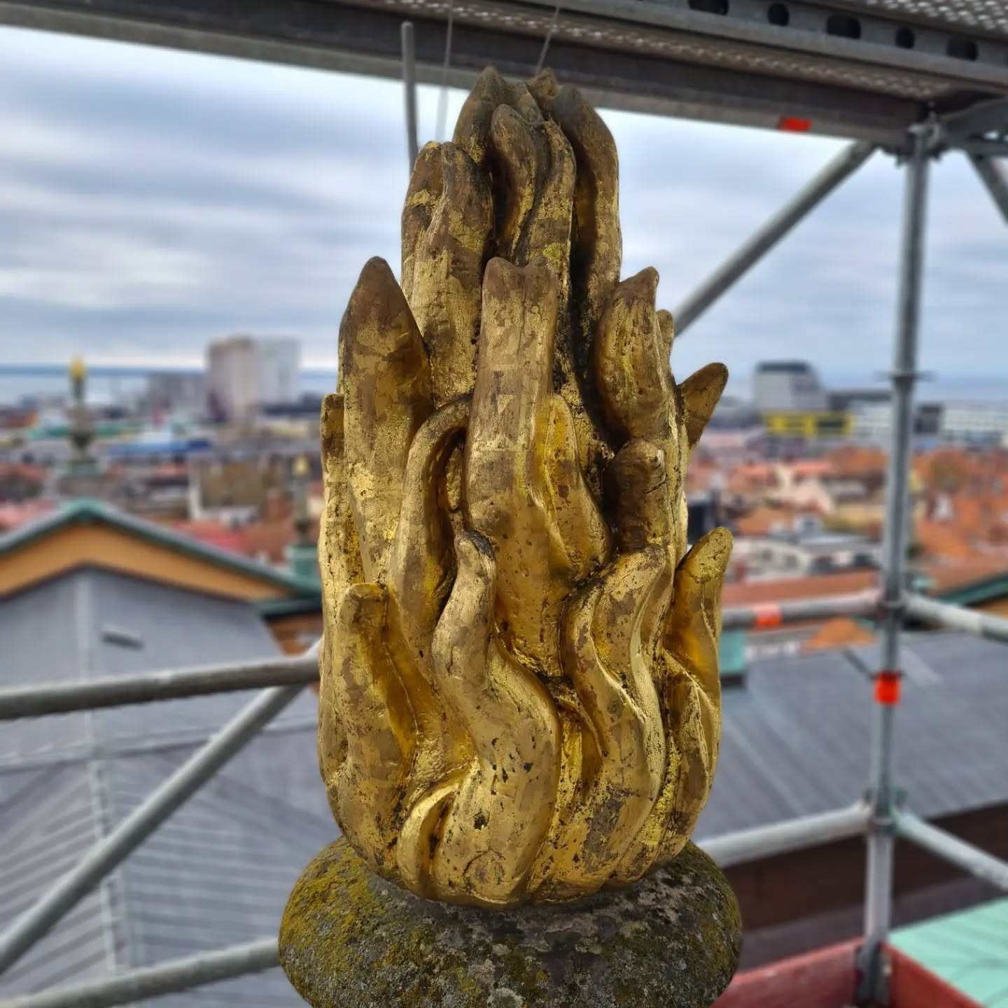 Då är vi igång. Årets etapp i fasad- och takrenoveringen av Kalmar domkyrkan är nu påbörjad och idag var det syn från ställningen tillsammans med @konsult_byggnadsvard, @stenkonservering , @rocknebymaleri, Växjö stift och Kalmar pastorat. Mycket sten och guld i denna etapp. Det blir nog en del bilder av stenhuggarmärken och signaturer av andra hantverkare, som satt sina spår sedan domkyrkan stod klart för snart 350 år sedan. #byggkult #kalmardomkyrka #traditionellthantverk #kalksten #antikvariskmedverkan