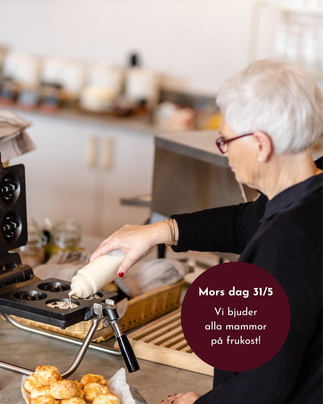 Fira mamma med en härlig frukostbuffé!☕️🥐
På mors dag bjuder vi alla mammor på vår goda frukostbuffé. Vi dukar upp med ekologiska och närproducerade pålägg, nybakt bröd, frasiga våfflor, färsk frukt, yoghurt och uppiggande ingefärsshot - ja, allt du kan tänka dig för en extra bra start på dagen!
När: 31/5 mellan kl. 07.00-10.00
Pris: 150:-/person | 75:- för barn upp till 12 år
Mammor äter gratis!🤍
Välkommen!