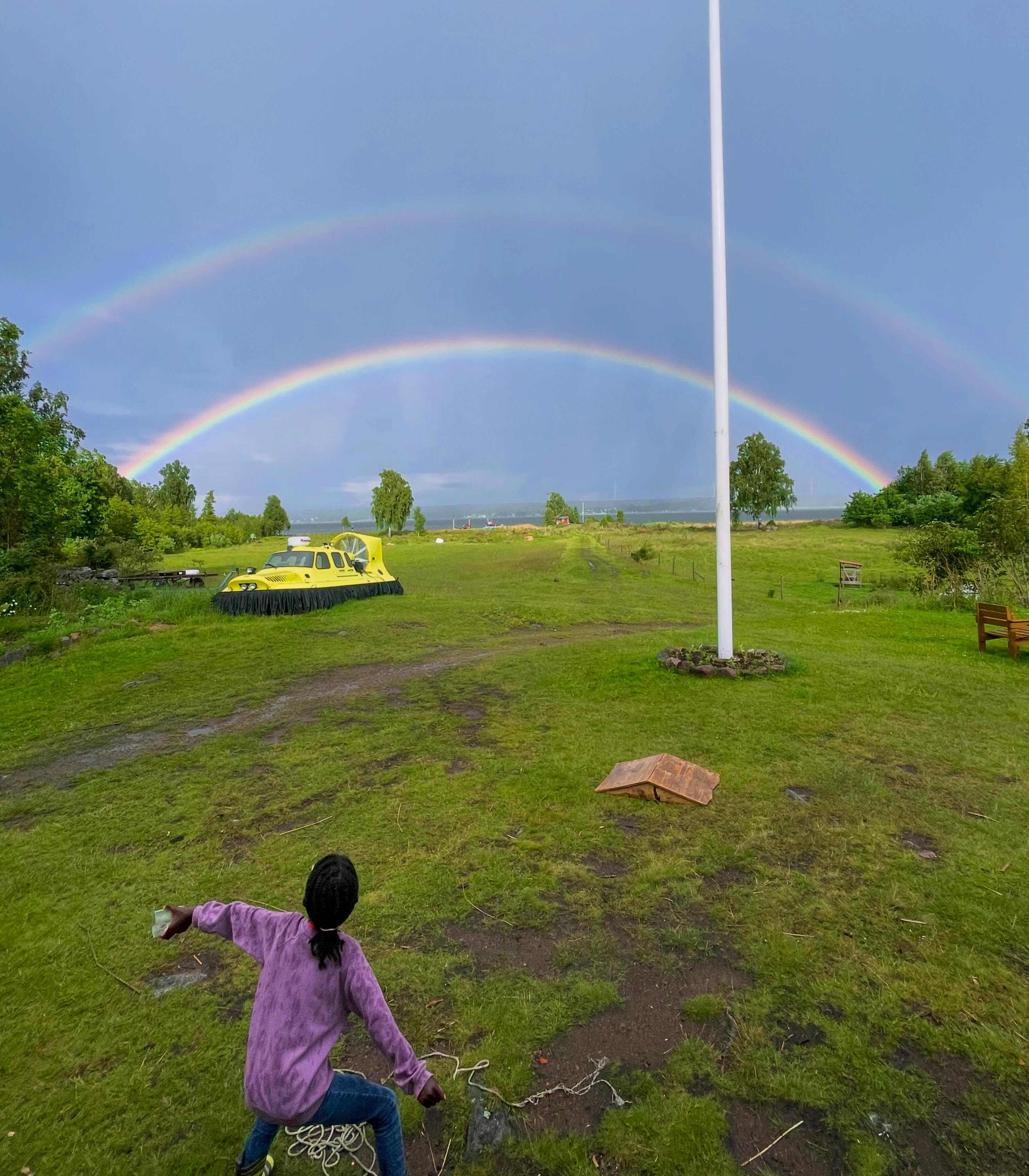 Först blir man irriterad för att det kommer världens regnskur precis när man kommit ut i trädgårdslandet. Men sen blir man glad när man ser att det blev en regnbåge 🌈 Märkligt.
/J