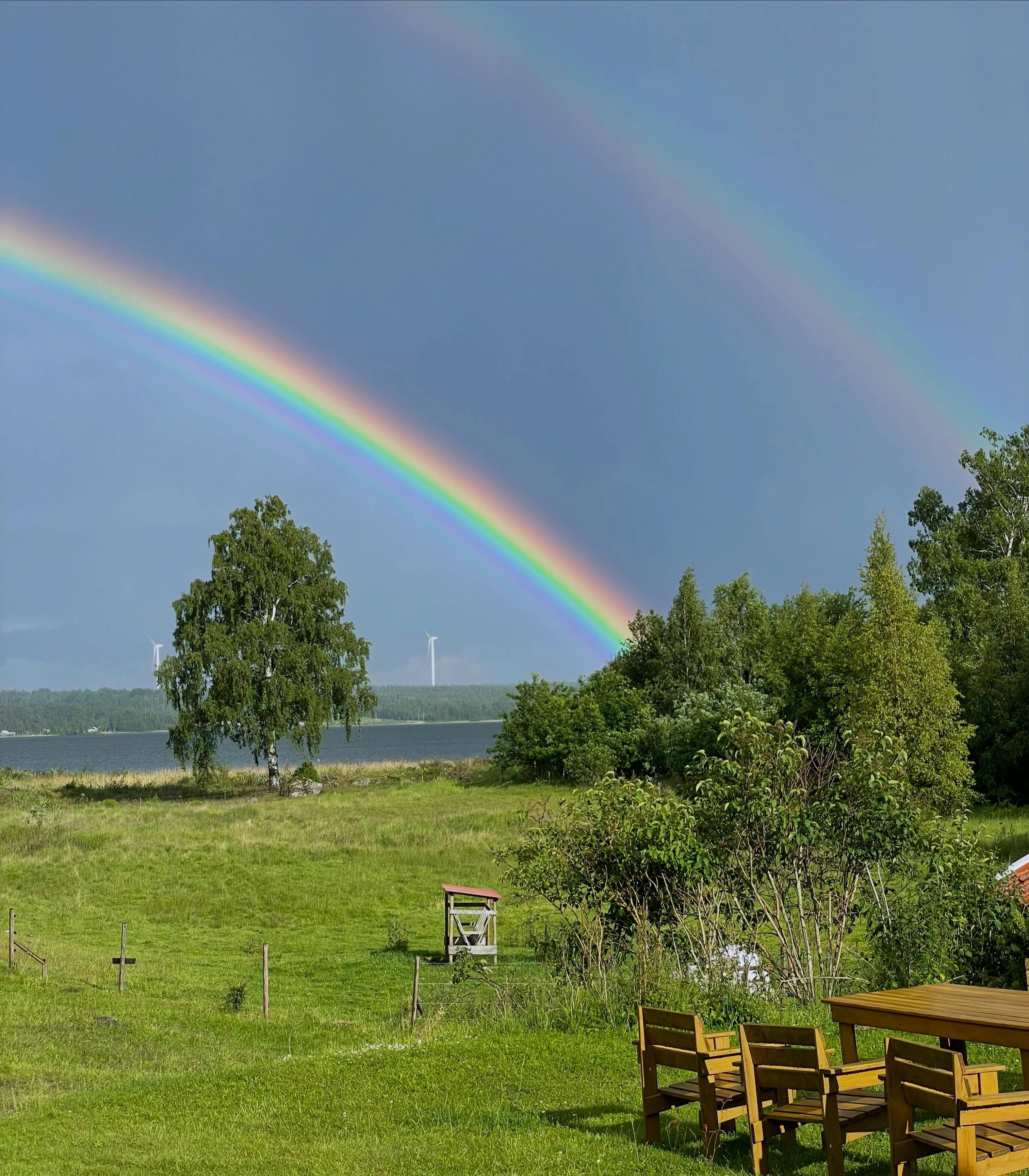 Först blir man irriterad för att det kommer världens regnskur precis när man kommit ut i trädgårdslandet. Men sen blir man glad när man ser att det blev en regnbåge 🌈 Märkligt.
/J