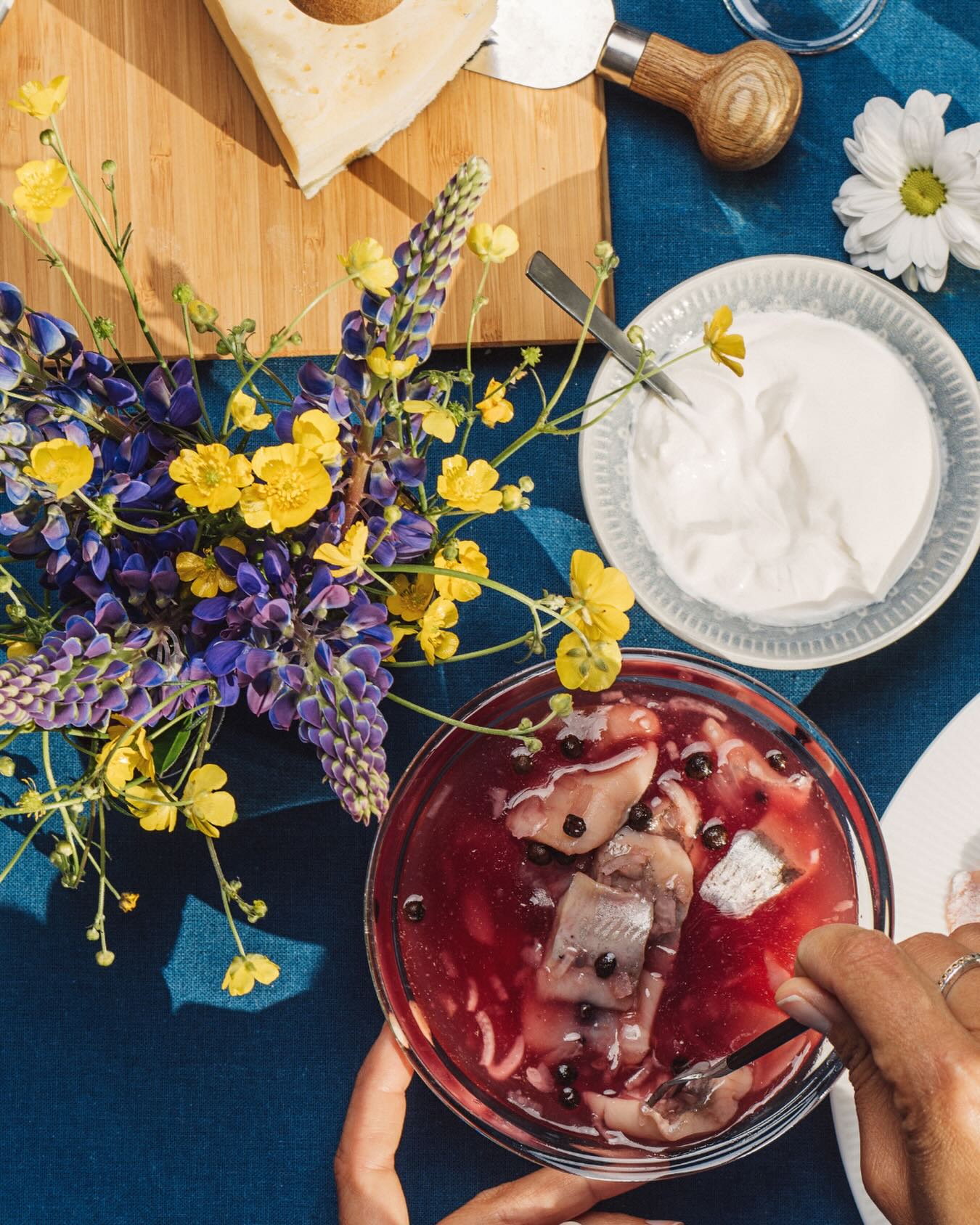 Vi på Skara Konsthotell vill passa på att önska er en riktigt fin midsommar!🌼💙
På midsommarafton dukar vi upp en sillunch med klassiska tillbehör mellan kl. 12-15. Framåt kvällen är du välkommen att njuta av en god middag från vår sommarmeny. Restaurangen har öppet fram till kl. 21.00.
Varmt välkommen!