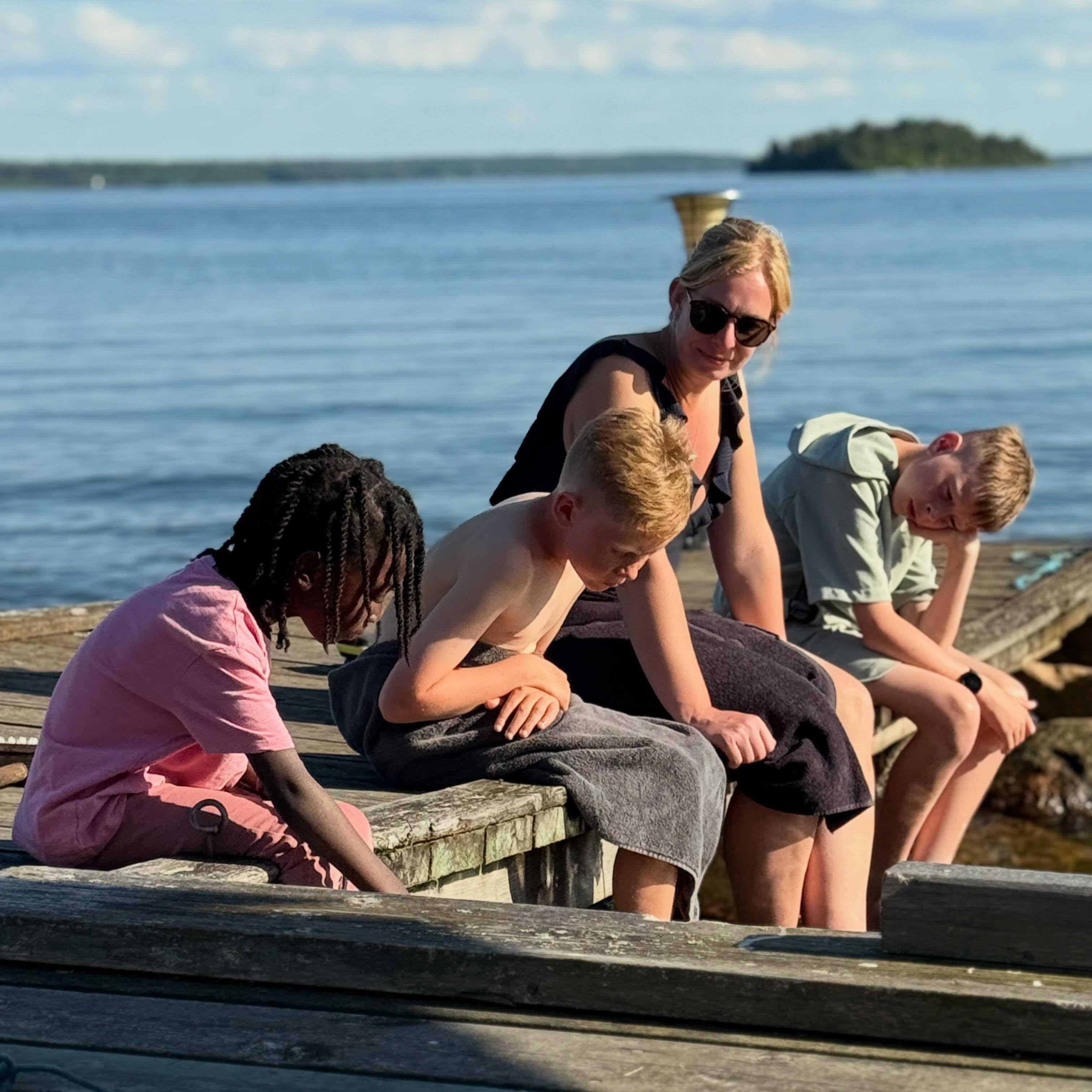 Bor vi ett svenskt sommarparadis? Vi vill då inte vara någon annanstans på midsommar i alla fall 🇸🇪🍓☀️
/J