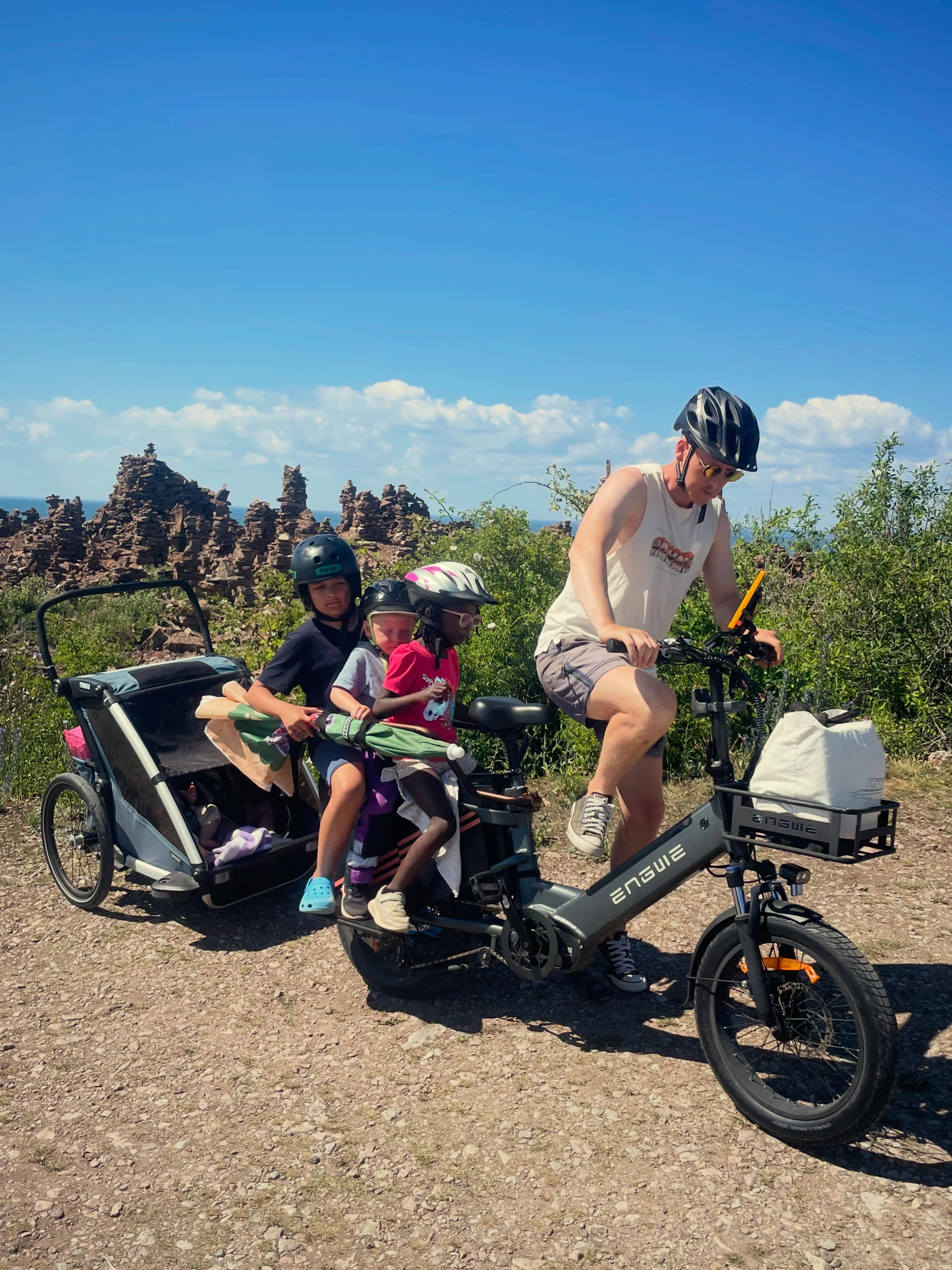 Den här cykeln 🧡 En eldriven longtail cargobike från Engwe 🚴 Perfekt för oss. Med cykelkärran får vi plats hela familjen eller så kan man ta med sig kusinerna istället 😊 För mig som är delvis uppvuxen utomlands får jag lite Thailand-vibe där man lastar hela familjen på en motorcykel 😅
Alternativet hade varit en lådcykel men det hade varit en mardröm att lasta i och ur båten när vi vill ha den till fastlandet och det hade inte gått att ta med den på cykelstället på våra semestrar med bilen.
Men för tillfället är den billig. Den har haft sina utmaningar under åren och nu bestämde den sig för att avaktivera sig själv när vi var på väg hem från Sandvik med fem passagerare, i 30 graders värme, och i uppförsbacke 🫣
/J