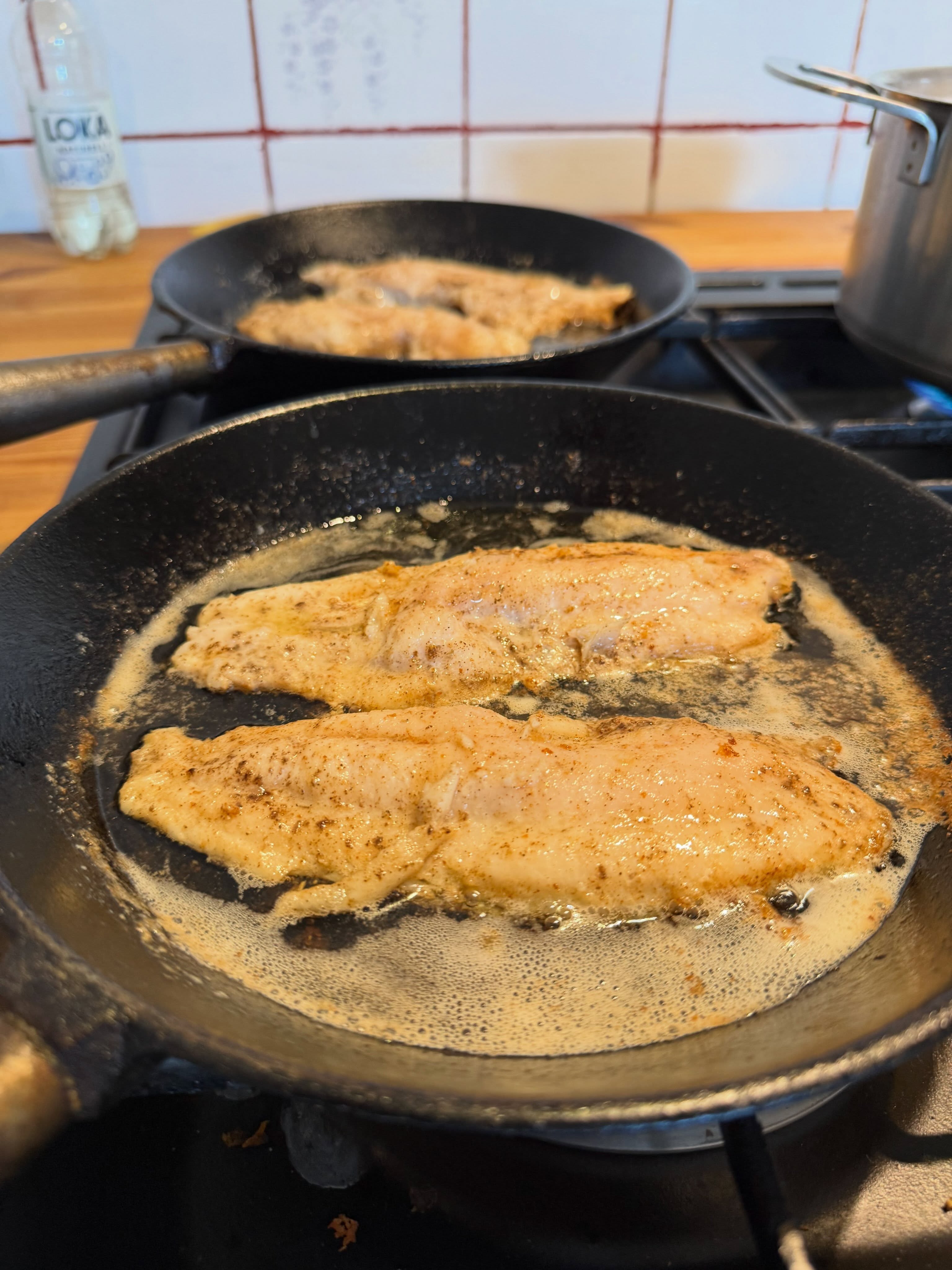 Barnen har sedan en tid utryckt en längtan om att få fånga fisk med sina spön och det har gått dåligt då pappan saknar skills med kastspöet och metspöet har det visat sig, däremot har pappan redskapstillstånd och vi körde Jesus metoden om ni minns söndagsskolan, lägg näten på andra sidan båten och dom ska bli fulla och fulla det blev dom, med Braxen. Denna omtalade vita benrika fisk 🐟 som rätt tillagad och noga urbenad smakar helt okej.
En sommarkväll med kärnminnen❤️ förhoppningsvis är det detta som blir deras barndom och dom stundtals rungande nej, vänta vi tar det senare kanske hamnar lite i skymundan🙄
/A