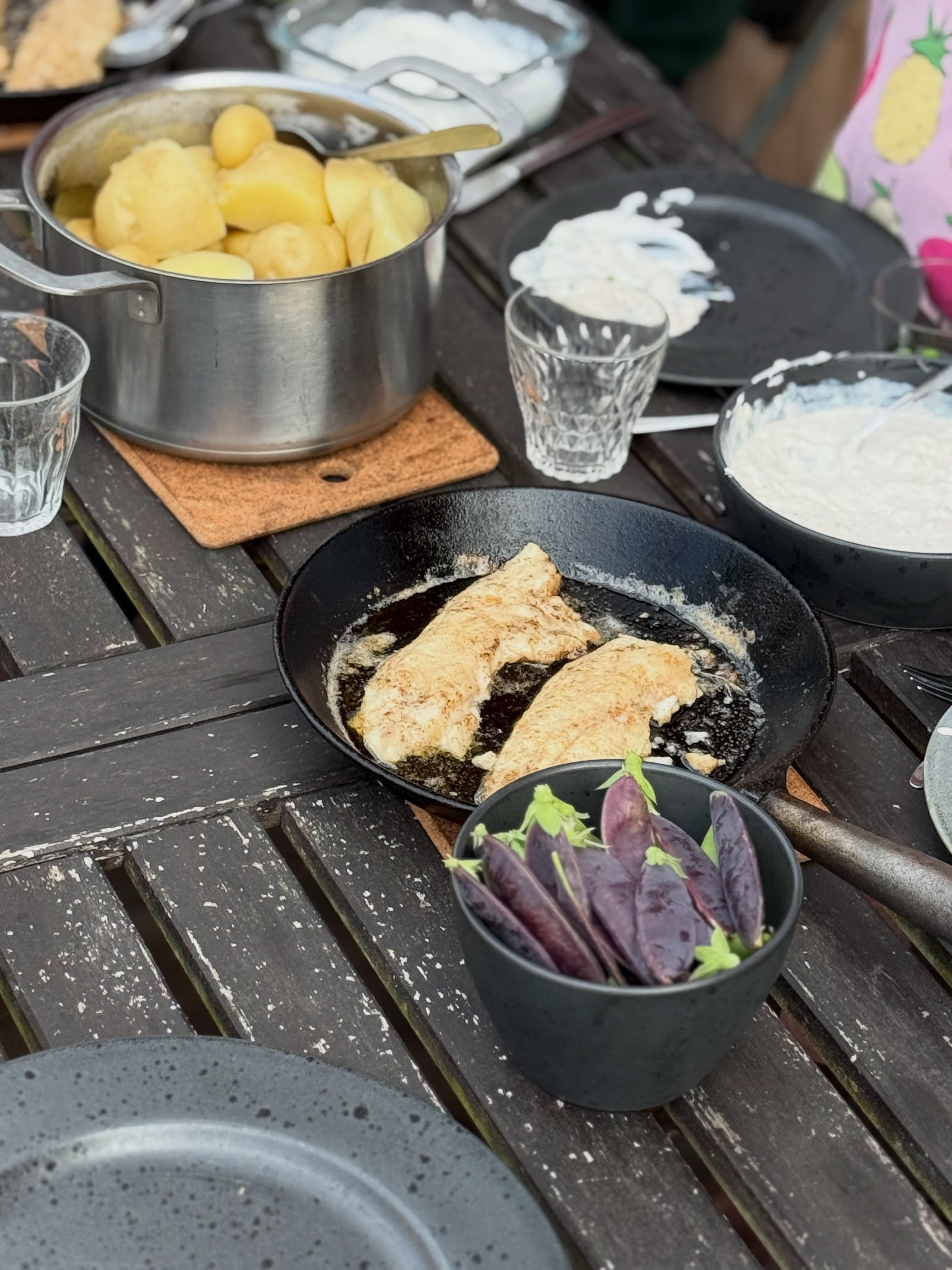 Barnen har sedan en tid utryckt en längtan om att få fånga fisk med sina spön och det har gått dåligt då pappan saknar skills med kastspöet och metspöet har det visat sig, däremot har pappan redskapstillstånd och vi körde Jesus metoden om ni minns söndagsskolan, lägg näten på andra sidan båten och dom ska bli fulla och fulla det blev dom, med Braxen. Denna omtalade vita benrika fisk 🐟 som rätt tillagad och noga urbenad smakar helt okej.
En sommarkväll med kärnminnen❤️ förhoppningsvis är det detta som blir deras barndom och dom stundtals rungande nej, vänta vi tar det senare kanske hamnar lite i skymundan🙄
/A