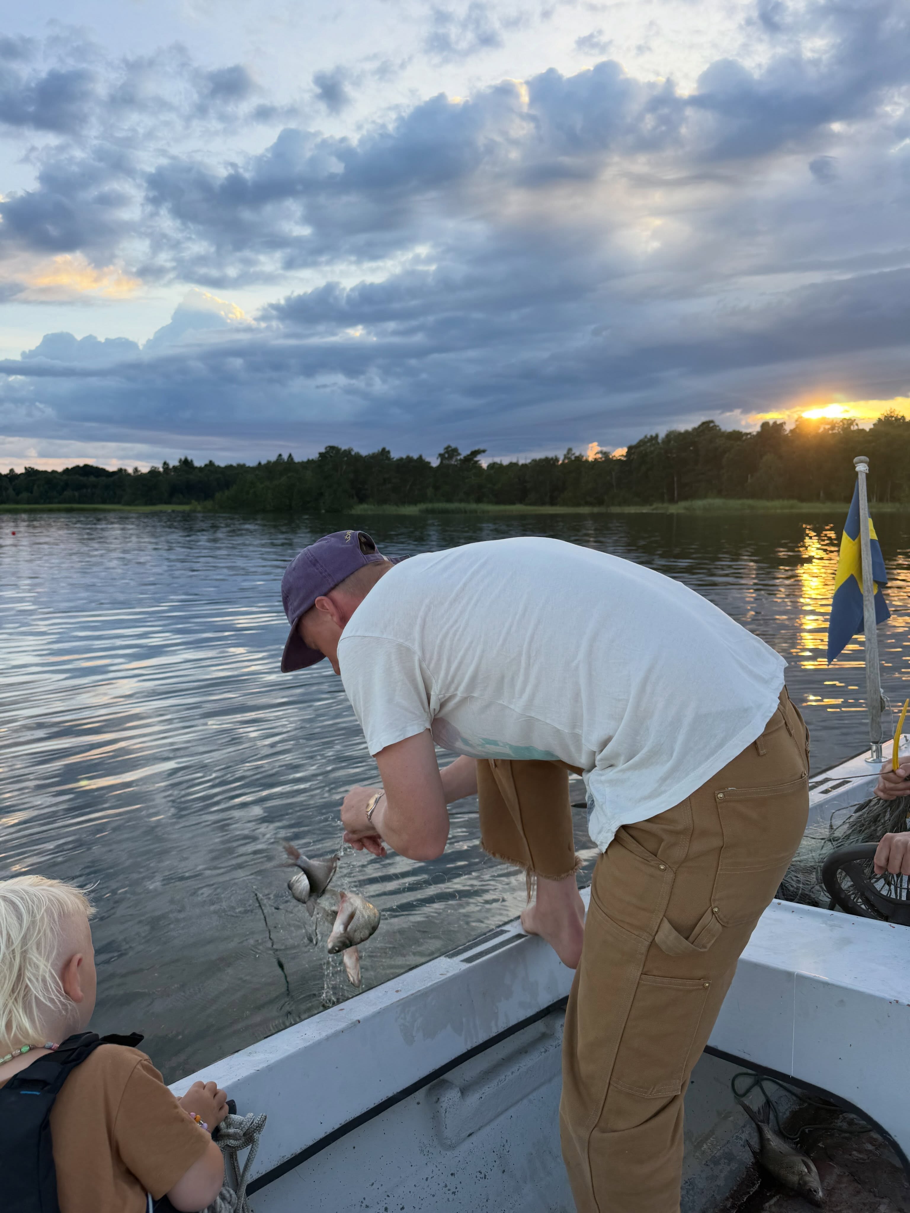 Barnen har sedan en tid utryckt en längtan om att få fånga fisk med sina spön och det har gått dåligt då pappan saknar skills med kastspöet och metspöet har det visat sig, däremot har pappan redskapstillstånd och vi körde Jesus metoden om ni minns söndagsskolan, lägg näten på andra sidan båten och dom ska bli fulla och fulla det blev dom, med Braxen. Denna omtalade vita benrika fisk 🐟 som rätt tillagad och noga urbenad smakar helt okej.
En sommarkväll med kärnminnen❤️ förhoppningsvis är det detta som blir deras barndom och dom stundtals rungande nej, vänta vi tar det senare kanske hamnar lite i skymundan🙄
/A