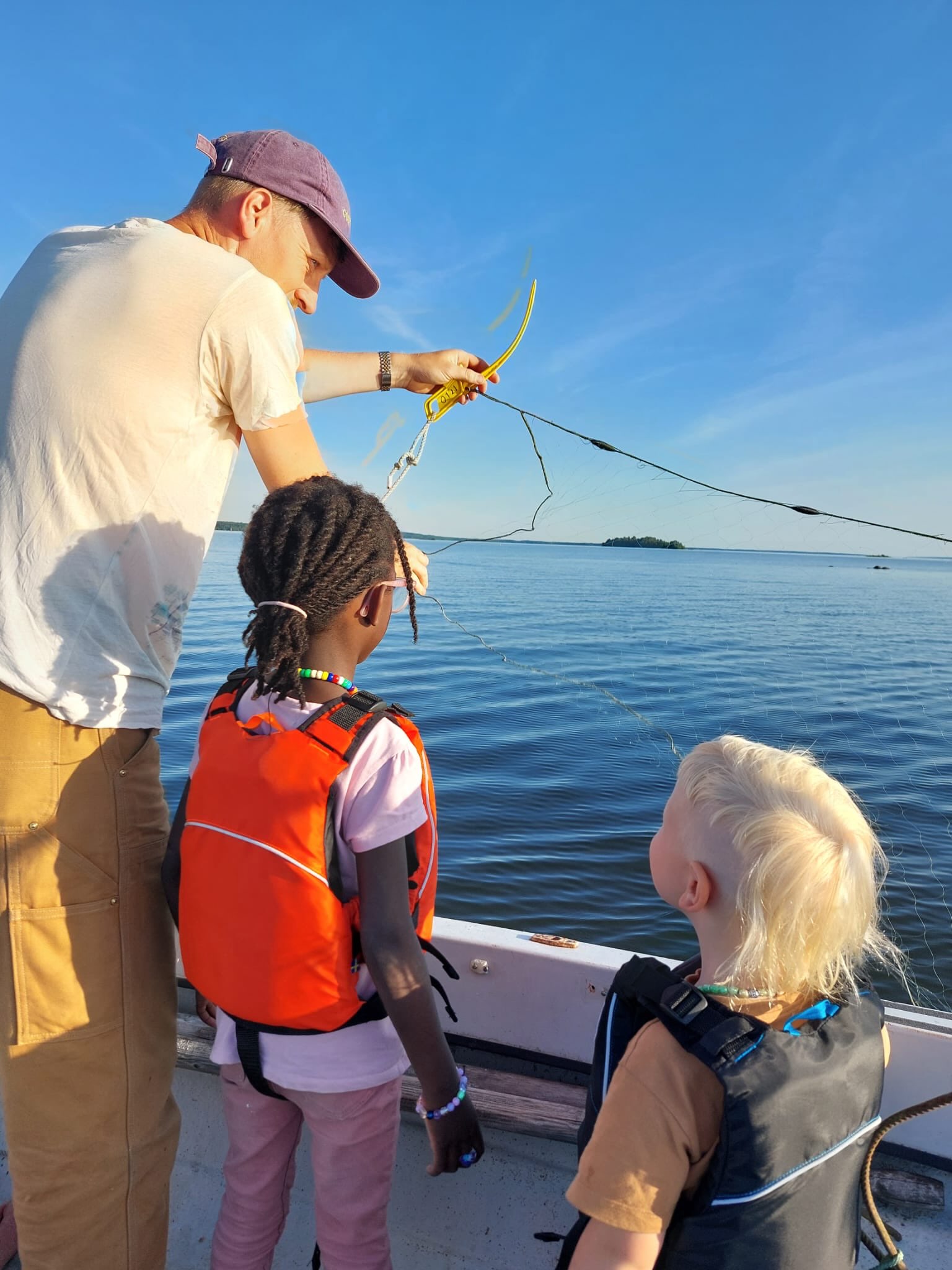 Barnen har sedan en tid utryckt en längtan om att få fånga fisk med sina spön och det har gått dåligt då pappan saknar skills med kastspöet och metspöet har det visat sig, däremot har pappan redskapstillstånd och vi körde Jesus metoden om ni minns söndagsskolan, lägg näten på andra sidan båten och dom ska bli fulla och fulla det blev dom, med Braxen. Denna omtalade vita benrika fisk 🐟 som rätt tillagad och noga urbenad smakar helt okej.
En sommarkväll med kärnminnen❤️ förhoppningsvis är det detta som blir deras barndom och dom stundtals rungande nej, vänta vi tar det senare kanske hamnar lite i skymundan🙄
/A
