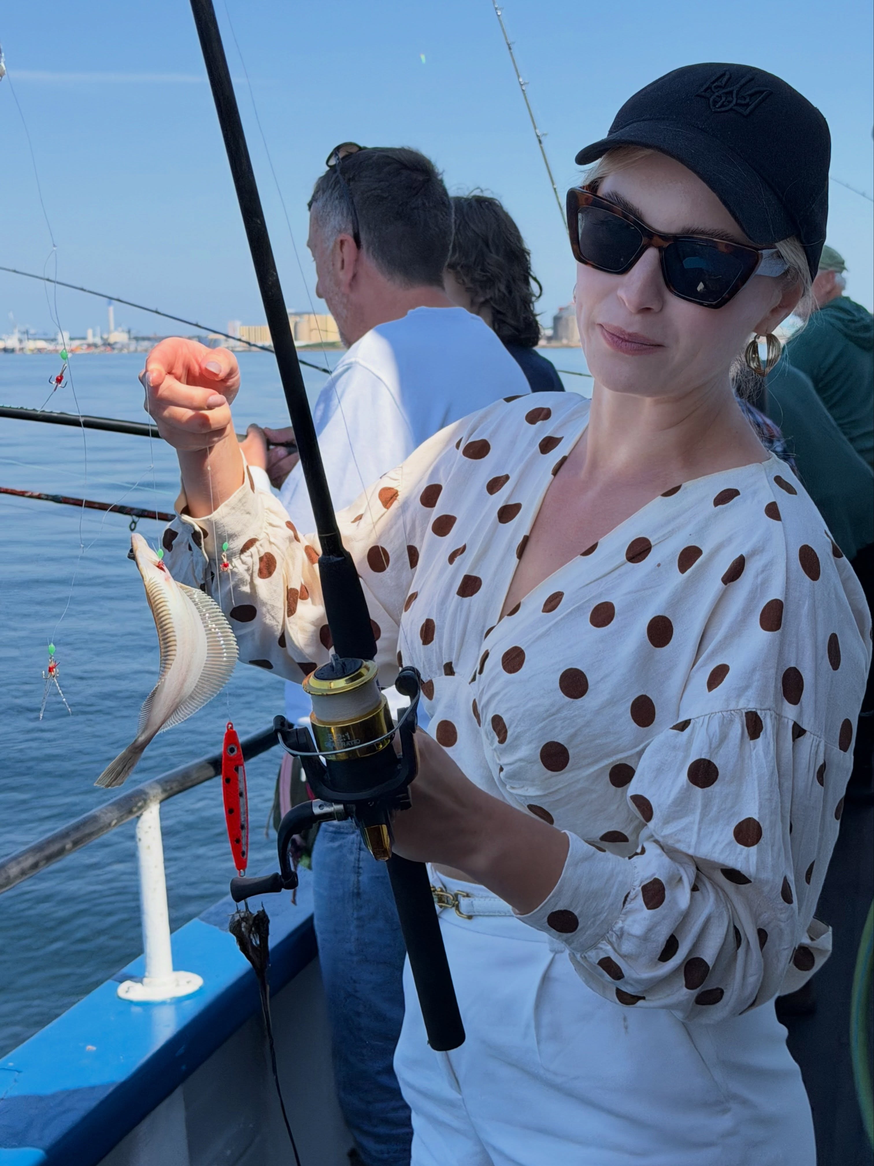 ☀️ Ny dag, nya möjligheter! 🎣
Följ med ut på Öresund och njut av svalkande havsbris, härligt sällskap och spänningen som bara havsfiske kan bjuda på.
Kanske blir det en makrill som får rullen att sjunga. Kanske blir det dagens största fångst. Eller kanske är det bara några timmar på havet tillsammans med familj eller vänner som blir dagens bästa minne.
Oavsett vad som nappar väntar en upplevelse som är svår att hitta någon annanstans. 💙
🎣 Vi kör fisketurer varje dag hela sommaren!
⏰ 08:00–12:00
⏰ 13:00–17:00
📞 Boka din plats på 070-201 00 88 eller se turlistan på hemsidan.
🌊 Rååbåtarna – vi kan vårt Öresund.