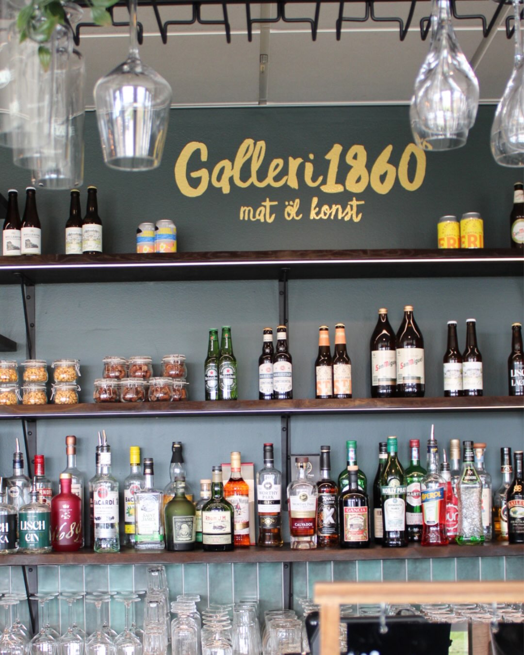 Idag är det Ölets dag! 🍻
Fira den på Galleri 1860 – vår där varje fat, flaska och brygd är ett noga utvalt konstverk från små och stora bryggerier, lokalt och globalt. Perfekta att upptäcka tillsammans med god mat och trevligt sällskap.
Dessutom är det onsdag, vilket betyder onsdagshäng från klockan 17 med DJ, skön stämning och fina erbjudanden i restaurangen och baren.
Varmt välkommen! 🍺