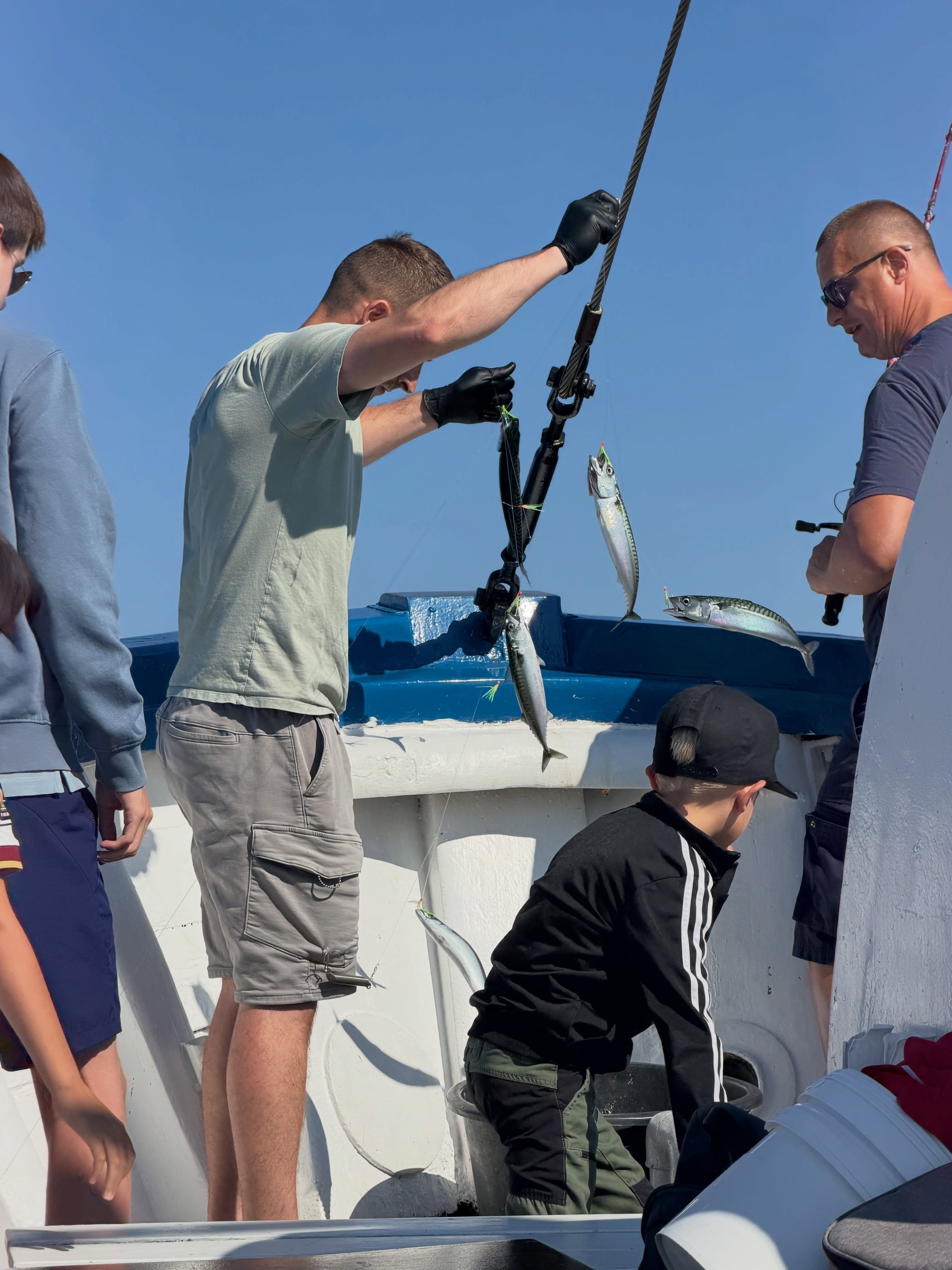 ☀️ Ny dag, nya möjligheter! 🎣
Följ med ut på Öresund och njut av svalkande havsbris, härligt sällskap och spänningen som bara havsfiske kan bjuda på.
Kanske blir det en makrill som får rullen att sjunga. Kanske blir det dagens största fångst. Eller kanske är det bara några timmar på havet tillsammans med familj eller vänner som blir dagens bästa minne.
Oavsett vad som nappar väntar en upplevelse som är svår att hitta någon annanstans. 💙
🎣 Vi kör fisketurer varje dag hela sommaren!
⏰ 08:00–12:00
⏰ 13:00–17:00
📞 Boka din plats på 070-201 00 88 eller se turlistan på hemsidan.
🌊 Rååbåtarna – vi kan vårt Öresund.