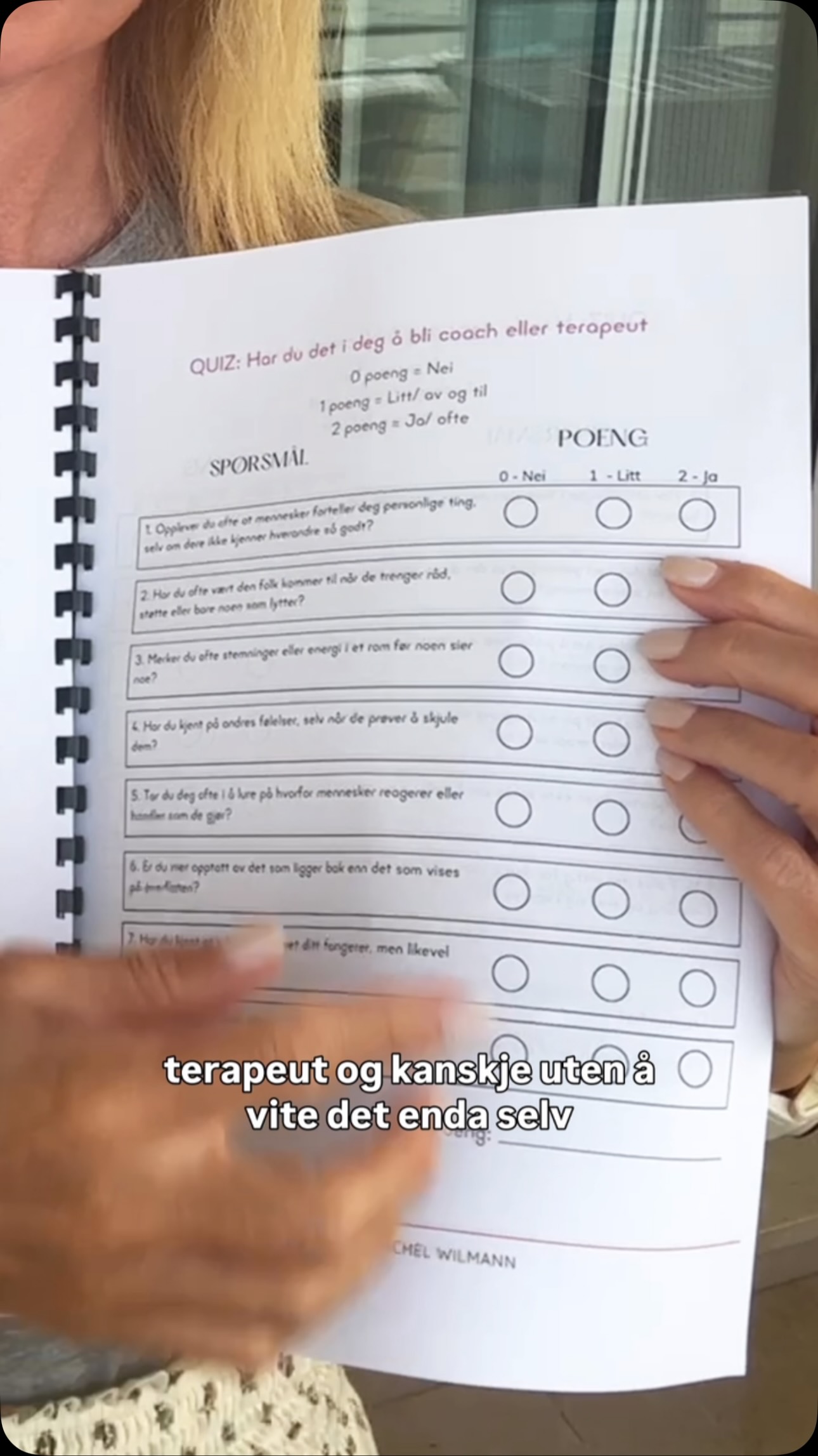 Har du ofte kjent at folk åpner seg for deg? At de føler seg trygge rundt deg?
Kanskje har du det i deg å bli coach eller terapeut — uten å vite det selv enda.
Jeg har laget en gratis guide med 7 tegn, pluss en quiz som gir deg svaret.
Skriv ‘7 TEGN’ i kommentarfeltet, så sender jeg den til deg! 💛