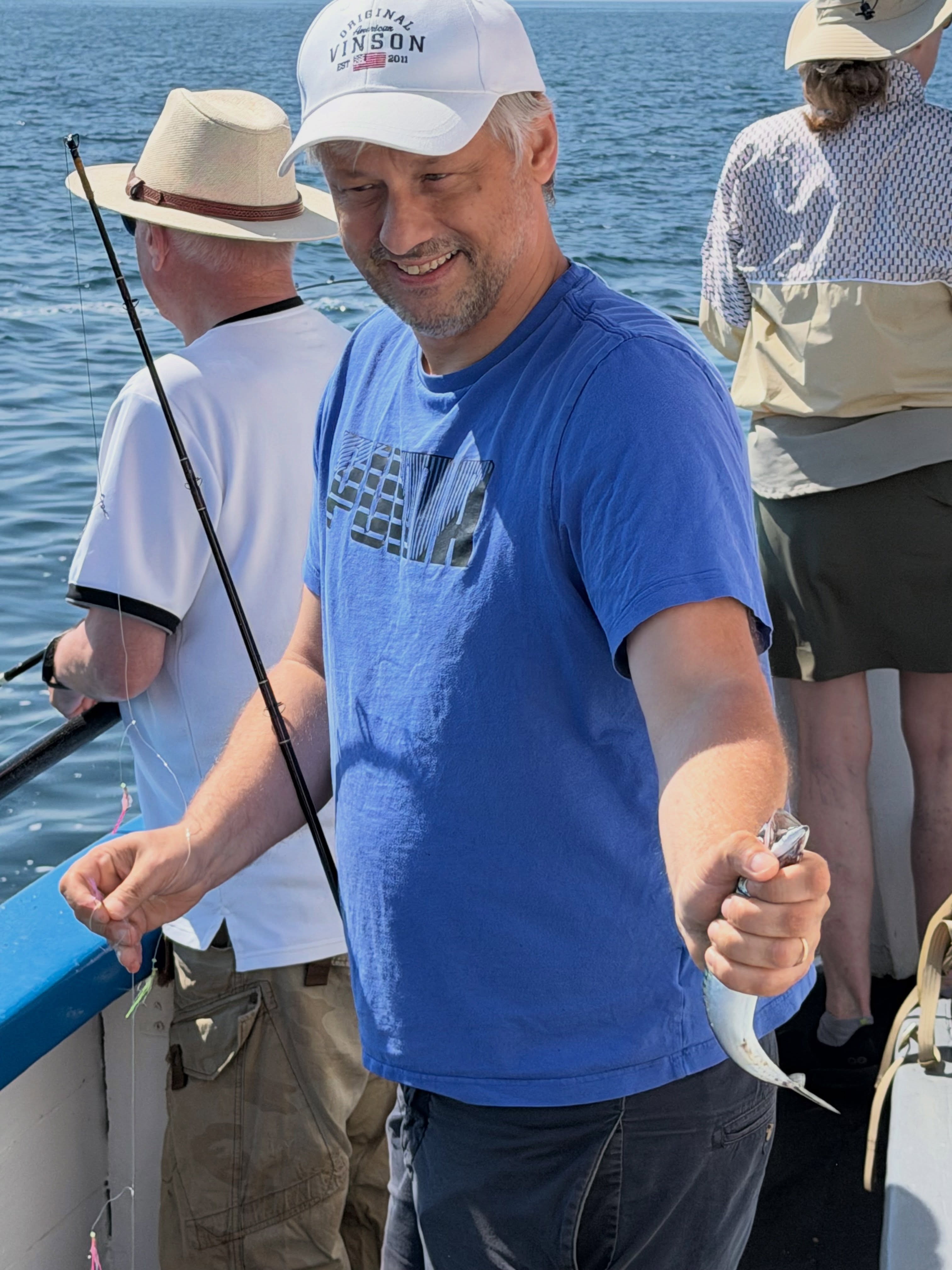 ☀️ Ny dag, nya möjligheter! 🎣
Följ med ut på Öresund och njut av svalkande havsbris, härligt sällskap och spänningen som bara havsfiske kan bjuda på.
Kanske blir det en makrill som får rullen att sjunga. Kanske blir det dagens största fångst. Eller kanske är det bara några timmar på havet tillsammans med familj eller vänner som blir dagens bästa minne.
Oavsett vad som nappar väntar en upplevelse som är svår att hitta någon annanstans. 💙
🎣 Vi kör fisketurer varje dag hela sommaren!
⏰ 08:00–12:00
⏰ 13:00–17:00
📞 Boka din plats på 070-201 00 88 eller se turlistan på hemsidan.
🌊 Rååbåtarna – vi kan vårt Öresund.