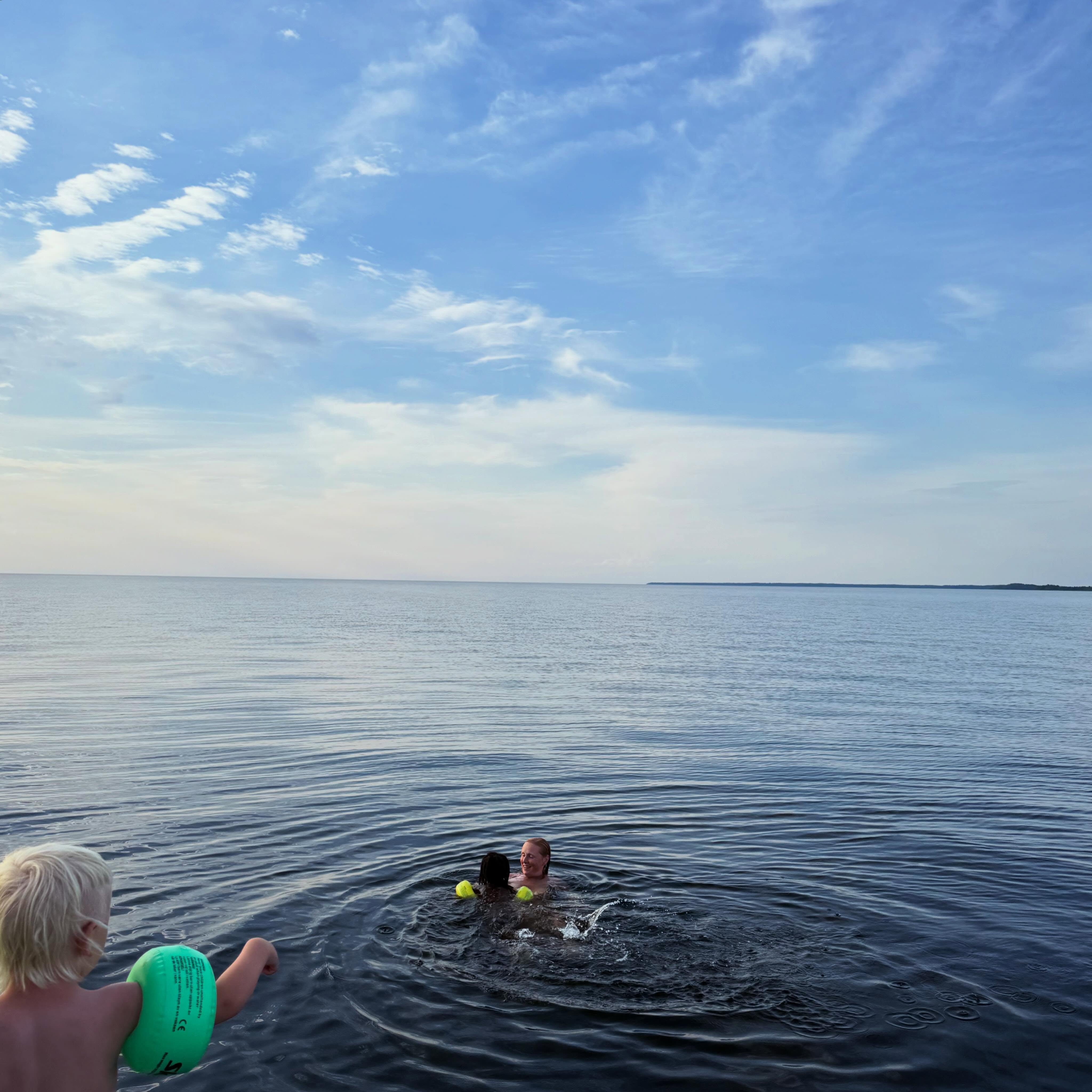 Vänern är stor. Och att stanna mitt på sjön på vägen upp till Karlstad för att ta ett snabbt dopp är mäktigt.
Först stannade vi till och vinkade hej och hejdå till mormor och morfar som var på väg till ön samtidigt som vi åkte därifrån 😊
/J
