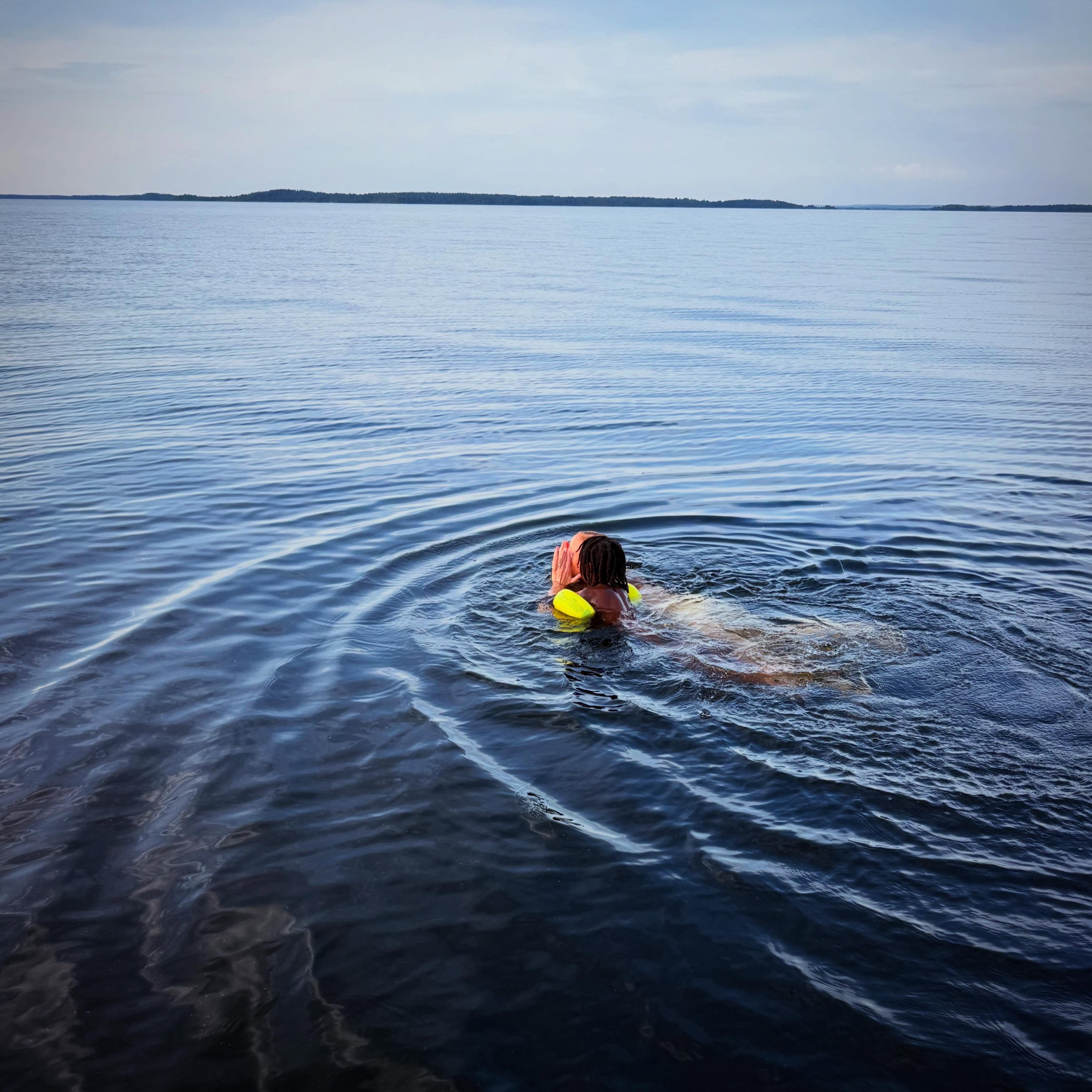 Vänern är stor. Och att stanna mitt på sjön på vägen upp till Karlstad för att ta ett snabbt dopp är mäktigt.
Först stannade vi till och vinkade hej och hejdå till mormor och morfar som var på väg till ön samtidigt som vi åkte därifrån 😊
/J