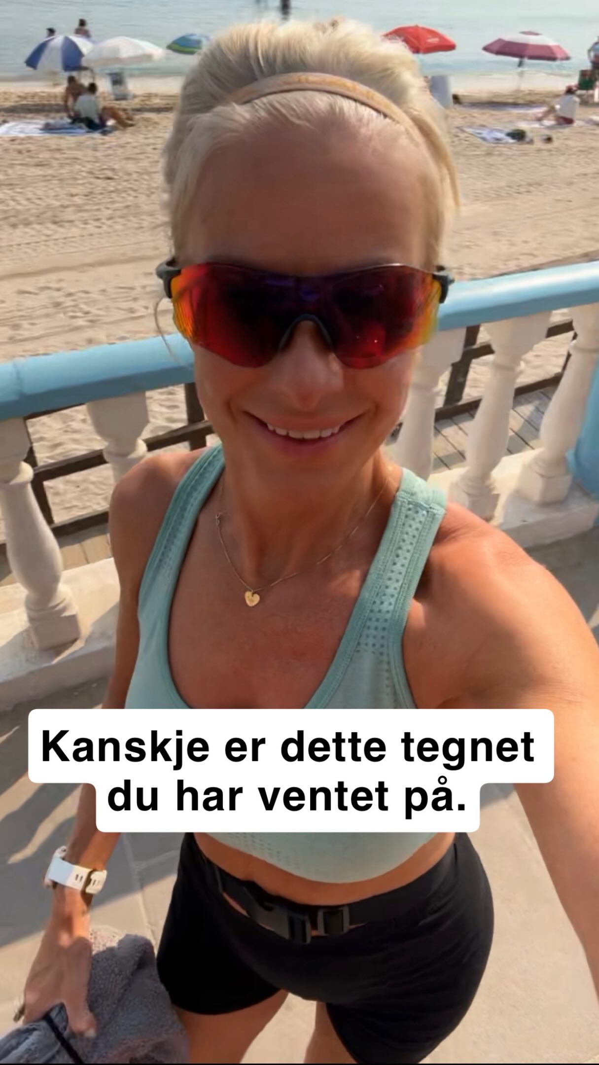 Det er noe helt eget med å starte dagen med en treningsøkt i sola. ☀️ Kroppen blir glad og lykkeligere av deg. Er du enig?💚
Jeg kjenner så mye takknemlighet om dagen. Ikke bare fordi jeg får kombinere jobb, trening og tid med familien, men fordi jeg får ha samtaler med mennesker som kjenner at de lengter etter noe mer. Det har betydd alt for meg og mitt liv. Jeg blir helt skjelven av å tenke på dersom jeg ikke hadde fulgt drømmen og hjertet mitt. Hvor hadde jeg liksom vært i livet mitt da.. Tør nesten ikke tenke på det🙈.
Kanskje dette er ditt tegn.. du som drømmer om en jobb med mer mening.
Mer frihet..
Og muligheten til å gjøre en forskjell i andres liv.
Det er de samtalene jeg gleder meg aller mest til, for jeg vet det kan være livsendrende💚.
Noen ganger starter et helt nytt kapittel med én eneste samtale. 💛
Hvis du kjenner at det er noe i deg som blir nysgjerrig, så send meg en melding. Kanskje Hjerteakademiet (vår populære coach- og terapiutdannelse) er akkurat det neste steget du har gått og kjent på.
God sommerklem😘