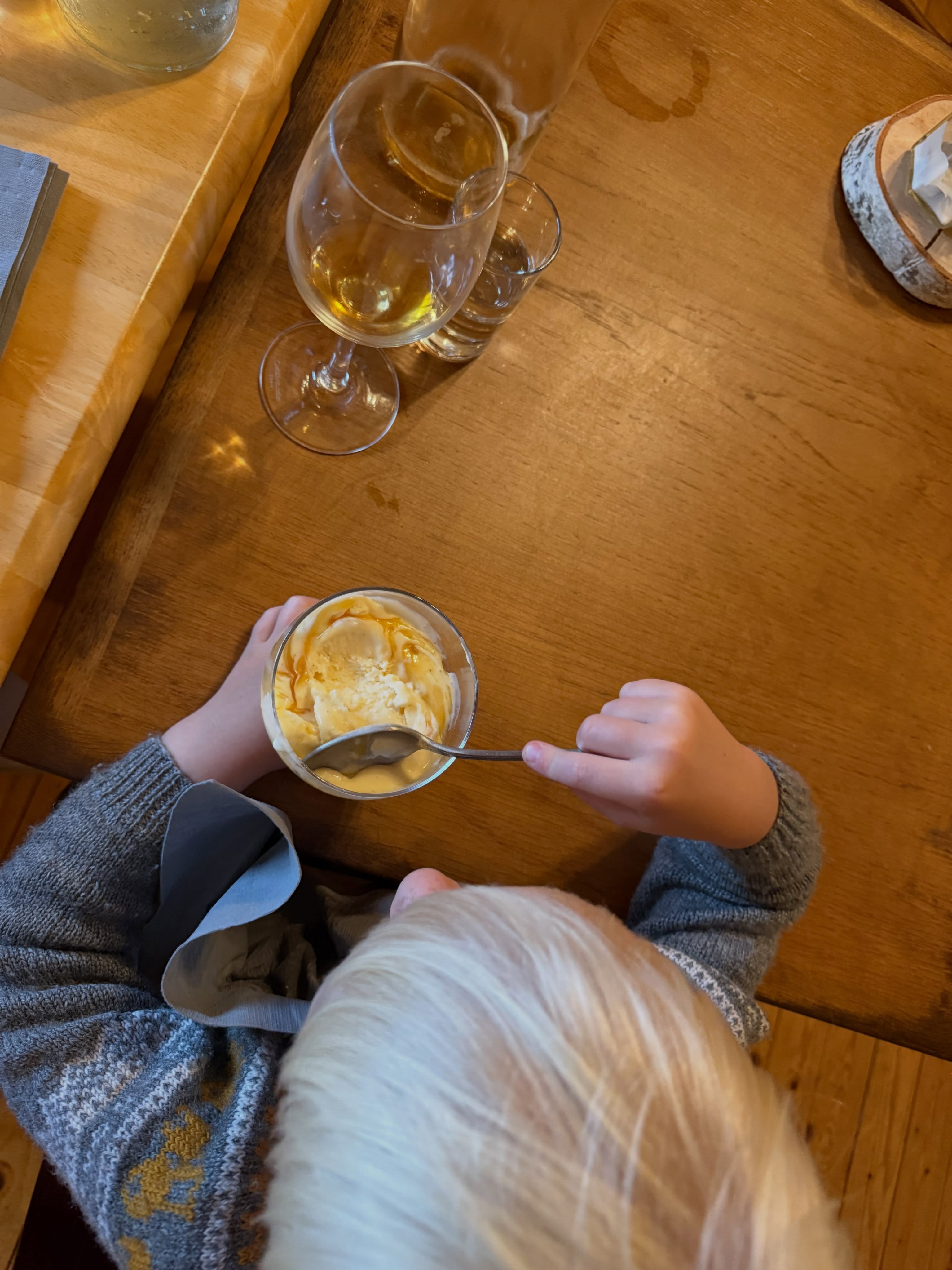 Halva familjen är i Norrland på ett bröllop och den andra jobbar på med unika turistupplevelser. Både helt otroligt underbart att få guida en grupp människor från Tyskland och Ukraina med sin son på ryggen och samtidigt lite krävande. Fördelen är att både min son och turisterna behövde mat och fika ungefär lika ofta som Hs interna fikaklocka slår till och han springer runt och ropar att han är ”fikig”.
Vilken dag och vilket landskap, fantastiskt att få jobba med detta!
/A