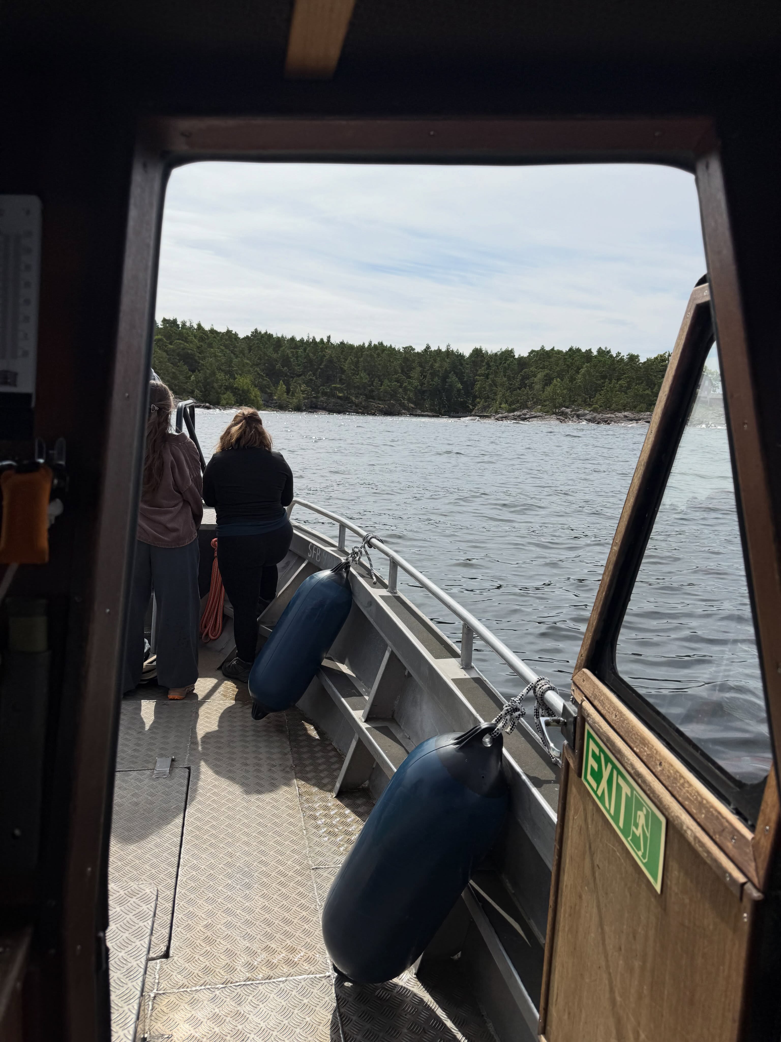 Halva familjen är i Norrland på ett bröllop och den andra jobbar på med unika turistupplevelser. Både helt otroligt underbart att få guida en grupp människor från Tyskland och Ukraina med sin son på ryggen och samtidigt lite krävande. Fördelen är att både min son och turisterna behövde mat och fika ungefär lika ofta som Hs interna fikaklocka slår till och han springer runt och ropar att han är ”fikig”.
Vilken dag och vilket landskap, fantastiskt att få jobba med detta!
/A