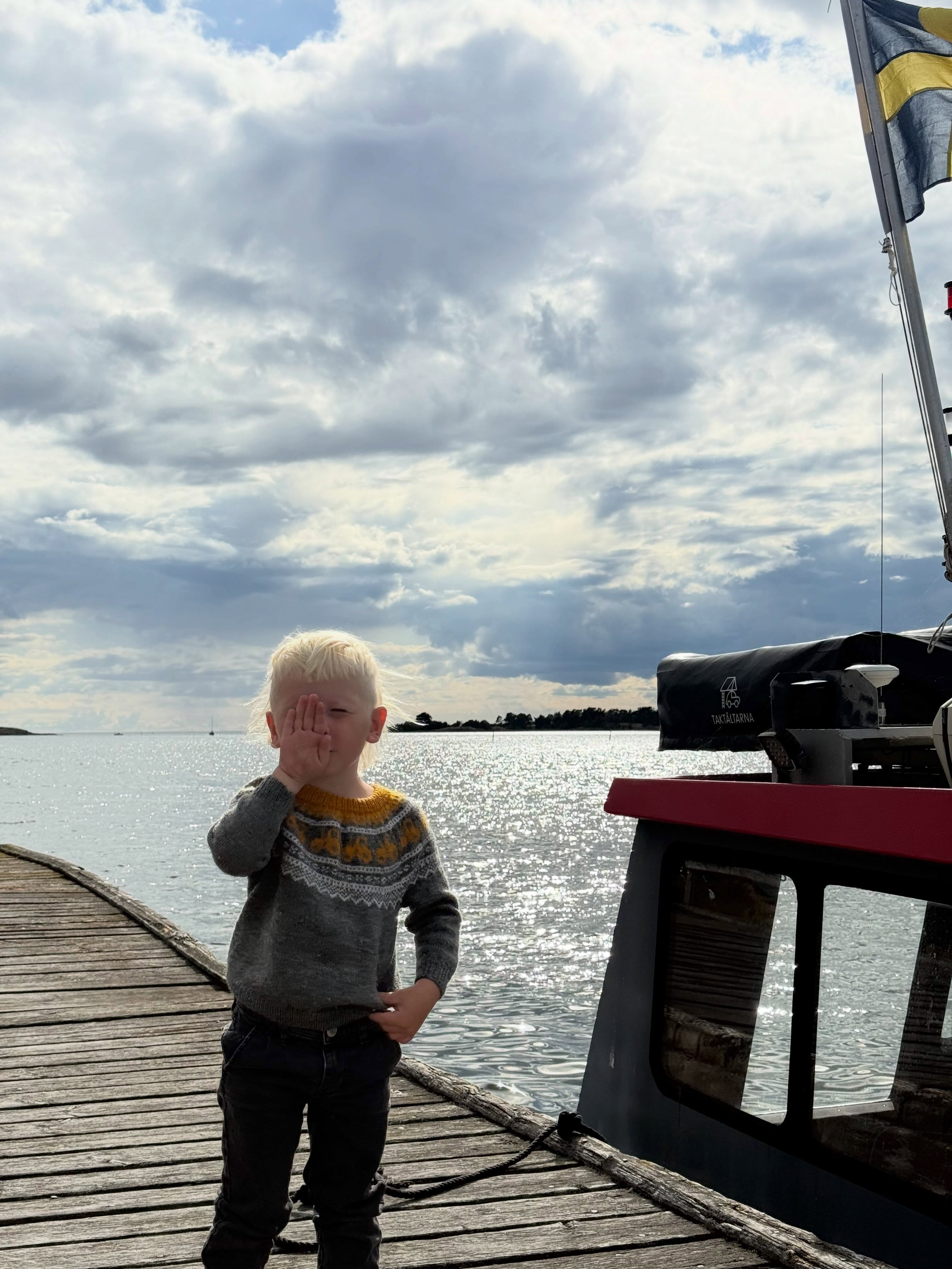 Halva familjen är i Norrland på ett bröllop och den andra jobbar på med unika turistupplevelser. Både helt otroligt underbart att få guida en grupp människor från Tyskland och Ukraina med sin son på ryggen och samtidigt lite krävande. Fördelen är att både min son och turisterna behövde mat och fika ungefär lika ofta som Hs interna fikaklocka slår till och han springer runt och ropar att han är ”fikig”.
Vilken dag och vilket landskap, fantastiskt att få jobba med detta!
/A