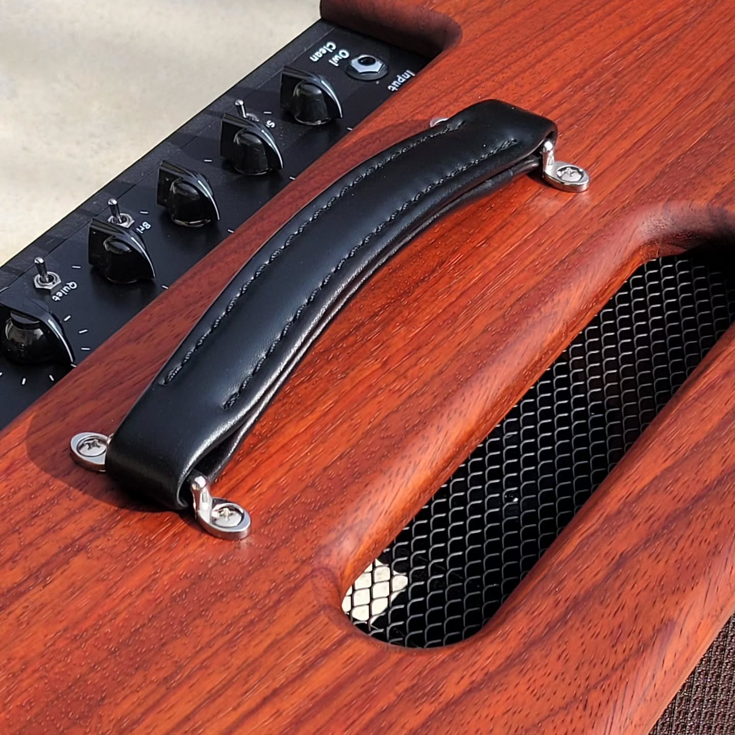 🎉 Pièce unique, le Owl Clean décliné en version combo avec une menuiserie en padouk massif
⚒️ 10W Classe A, 6L6GC et 2x 12AX7, Gain, volume, EQ 3 bandes, bright, sweep, et atténuateur. Sortie ligne et boucle à tube complète cet ampli parfait pour la maison, le studio et même les petites scènes
🔊 Un HP de 12'' pour un son ample réf Alessandro GA-SC64
#mccolsoncustom #tubeamp #electronics #guitar #padouk